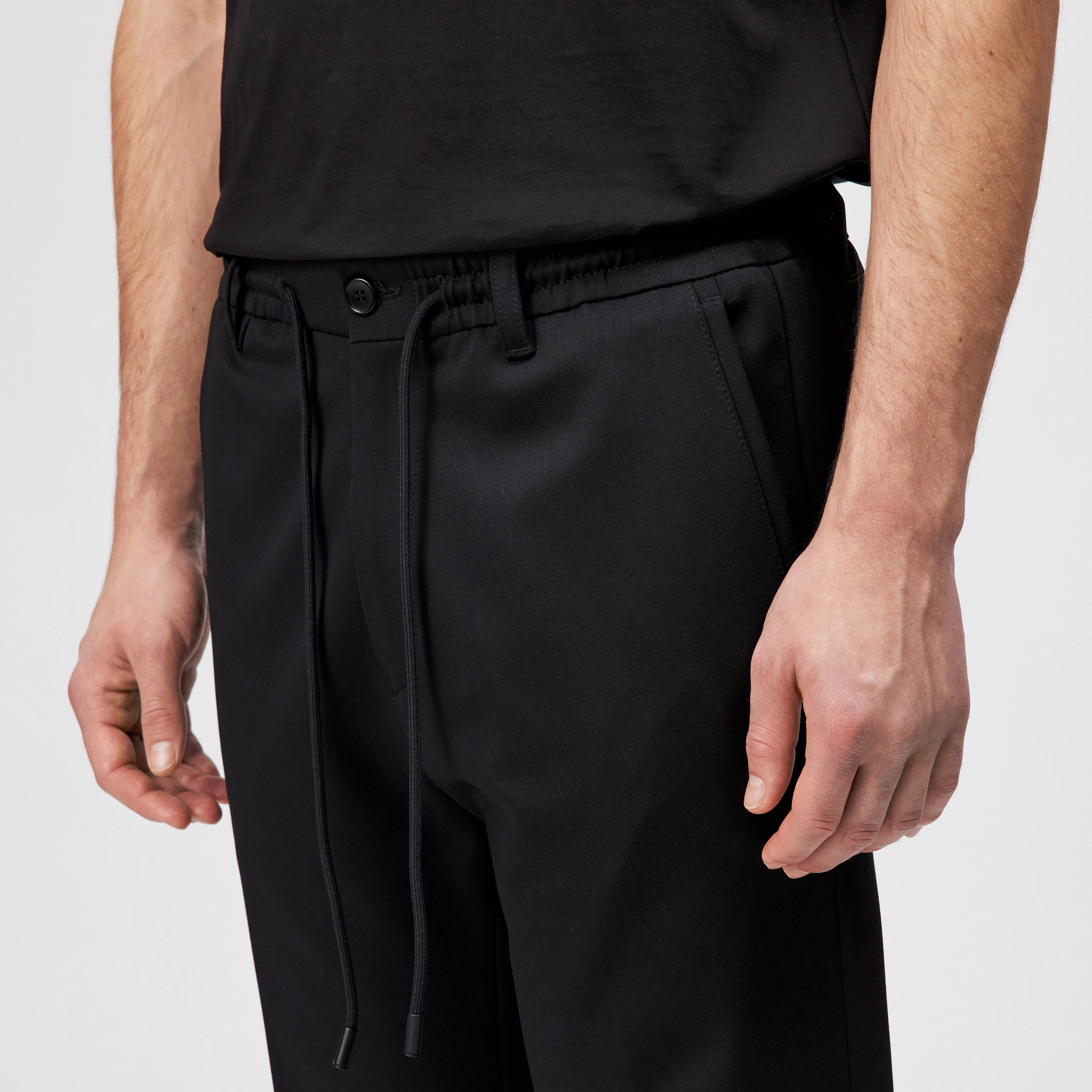 DEGER - Pantalon jogger à cordon en mélange viscose - men - noir - Detailansicht am Model