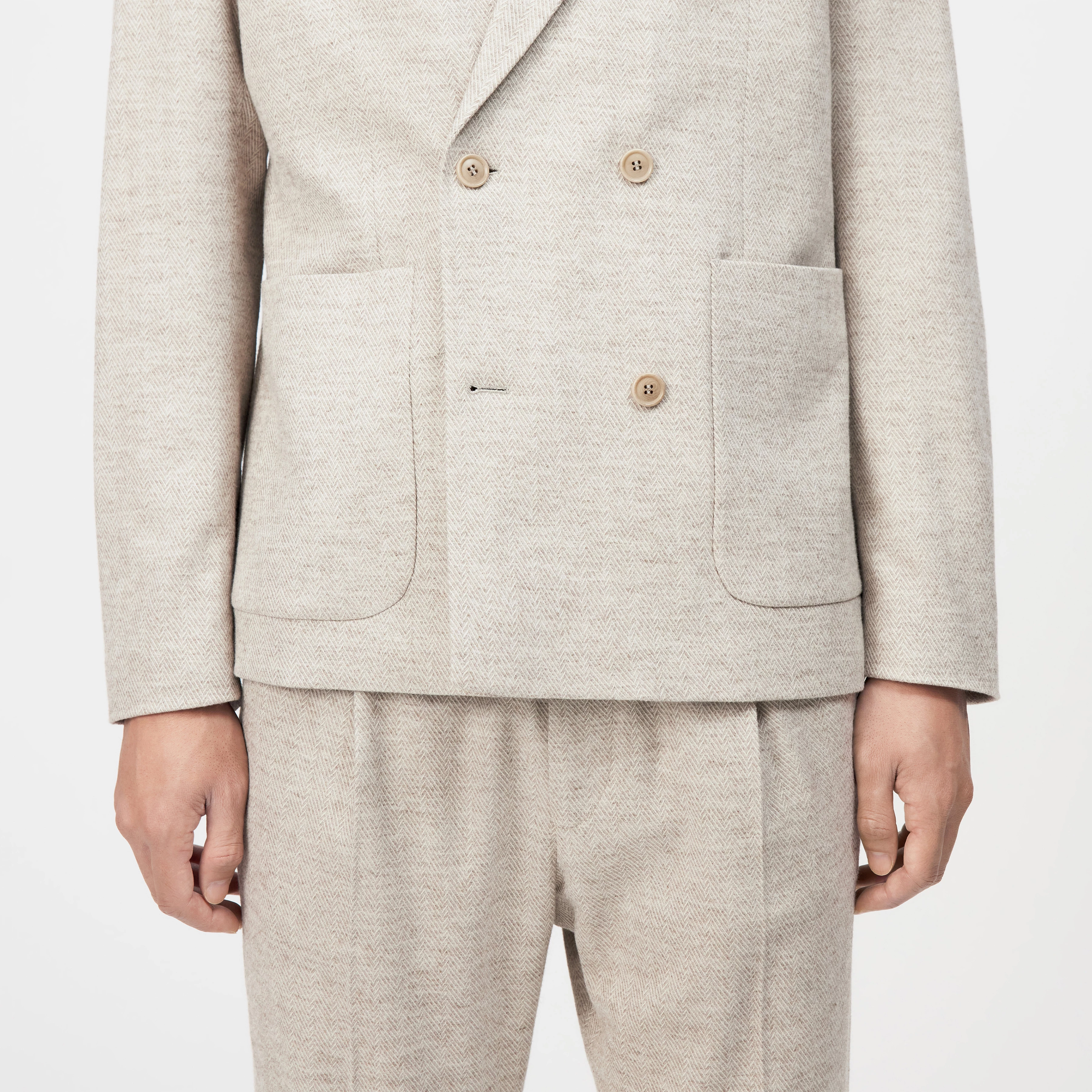 DOMARO - Zweireihiges Sakko in Viskose-Woll-Mix - Herren - beige - Detailansicht am Model