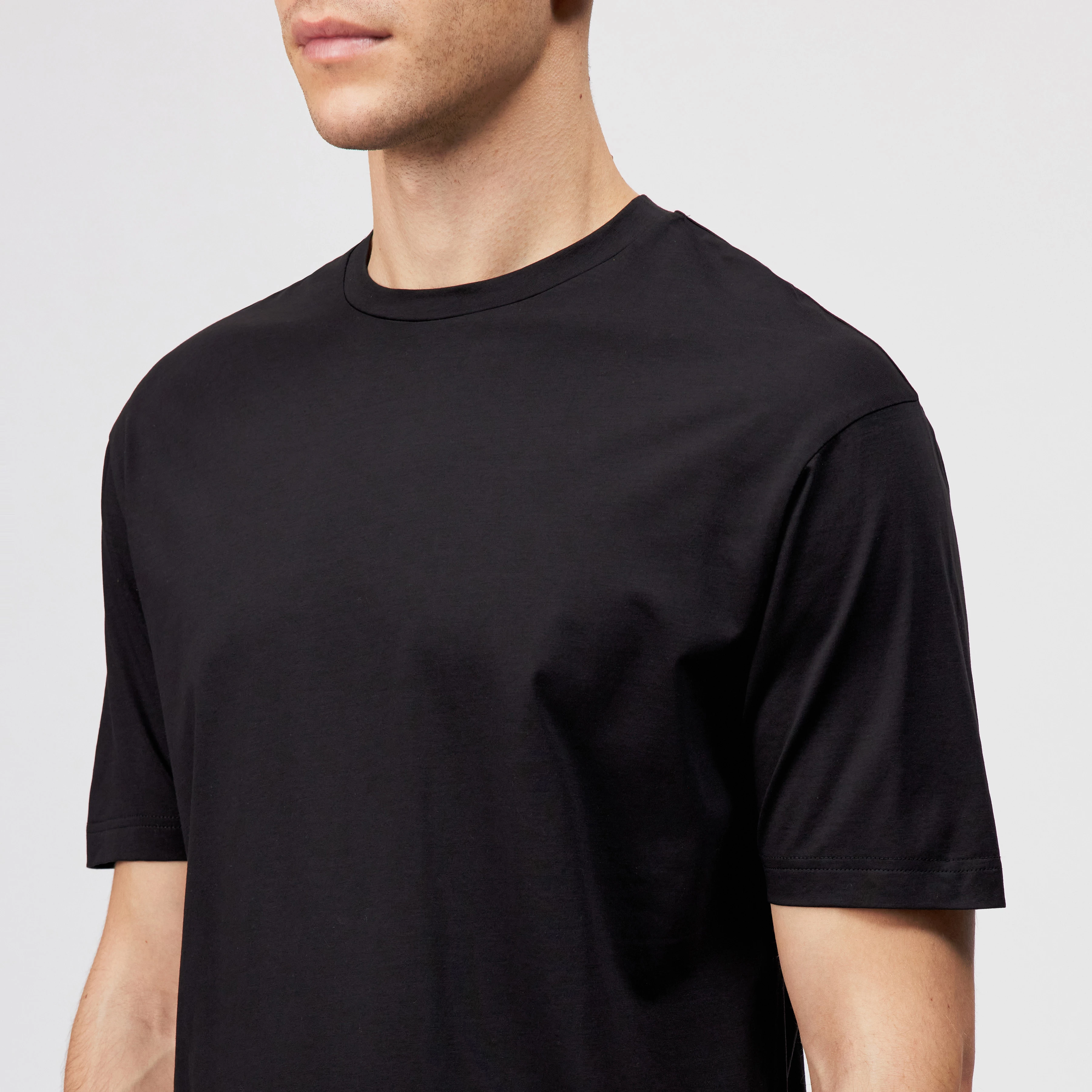 GILBERD - T-Shirt in Baumwoll-Modal-Mix - Herren - schwarz - Detailansicht am Model