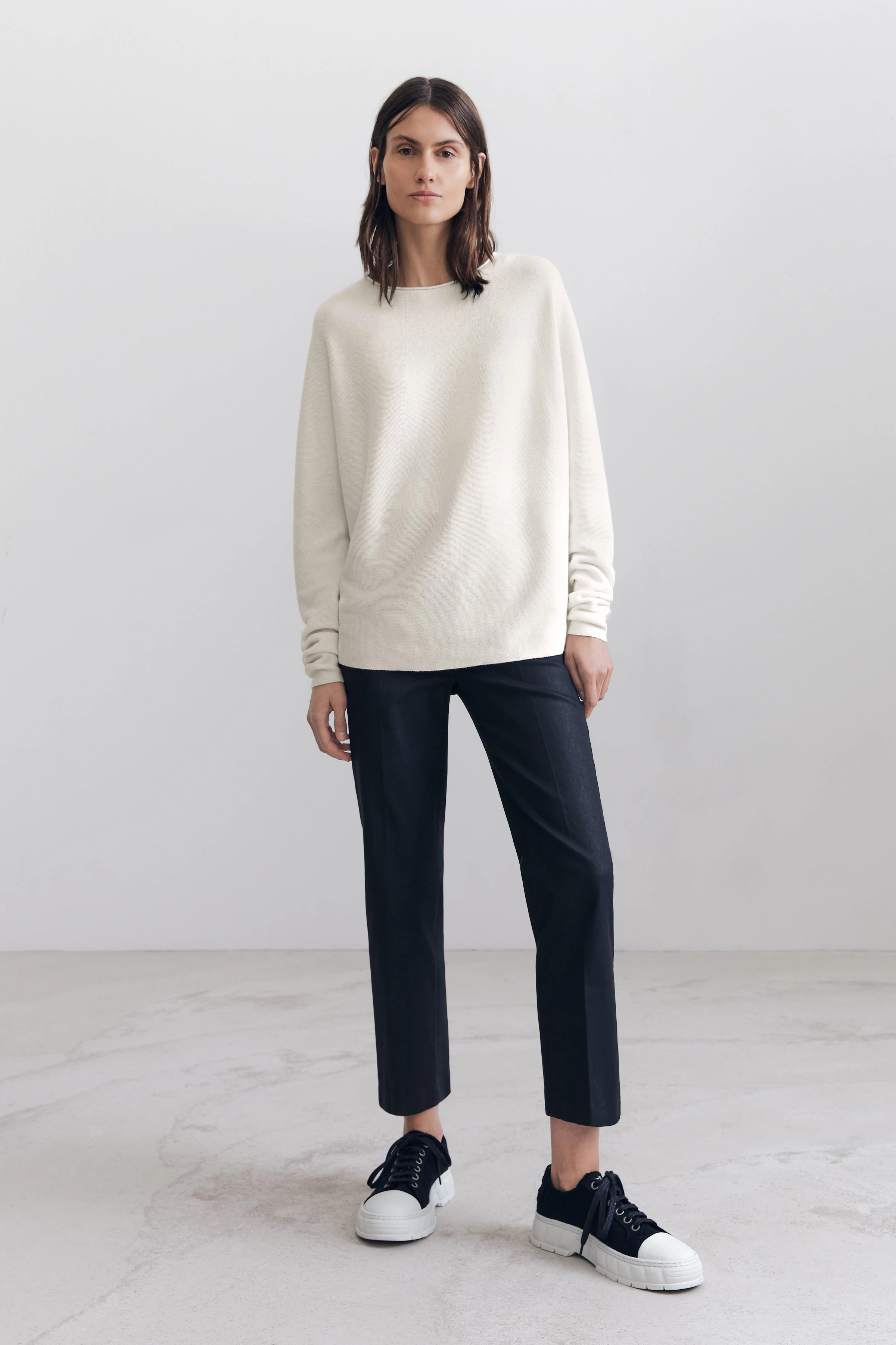 MAILA - Egg-shaped Rundhalspullover - Damen - off white - Ganzkörper-Frontansicht