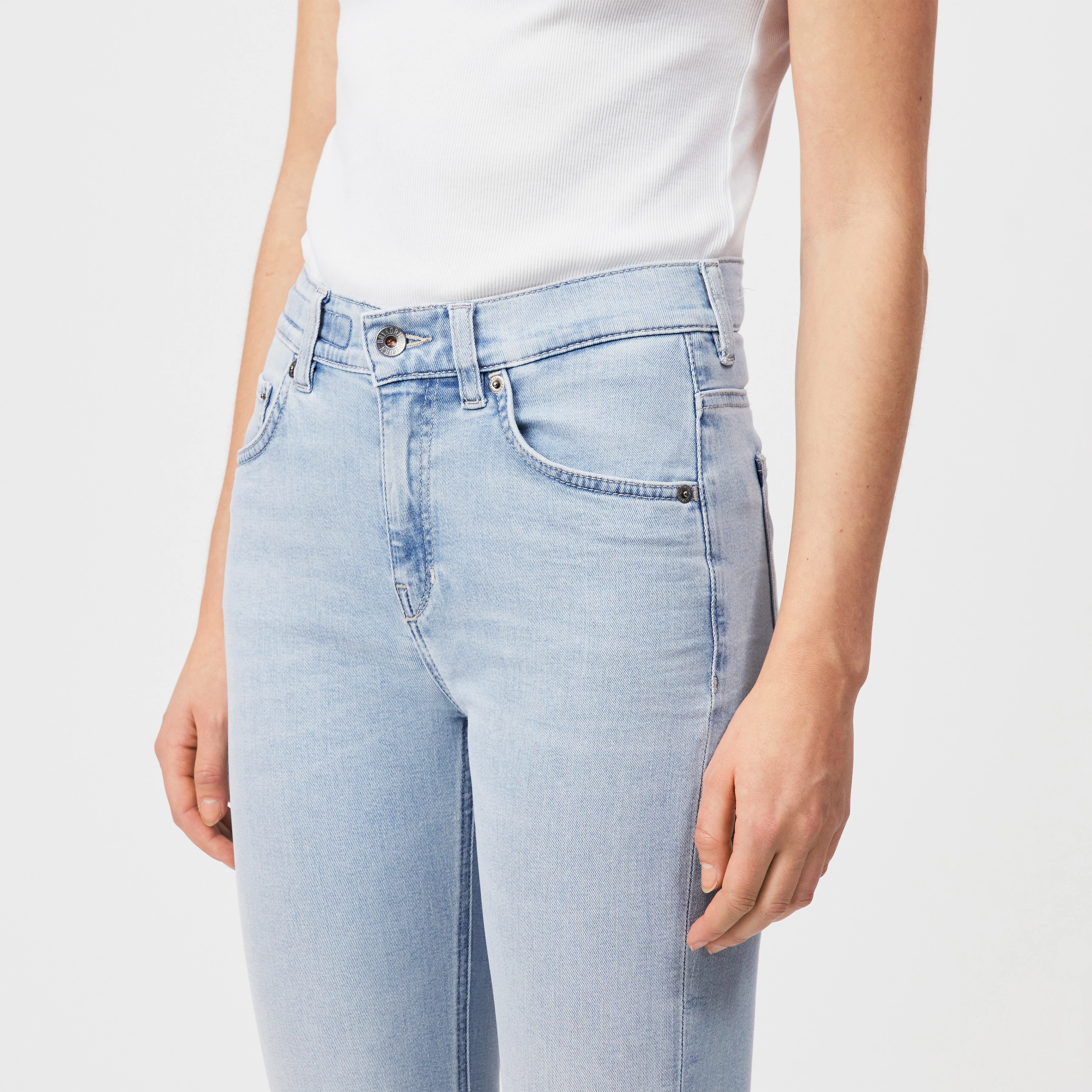 DULY - Slim Fit Jeans in Denim - women - blue - Detailansicht am Model