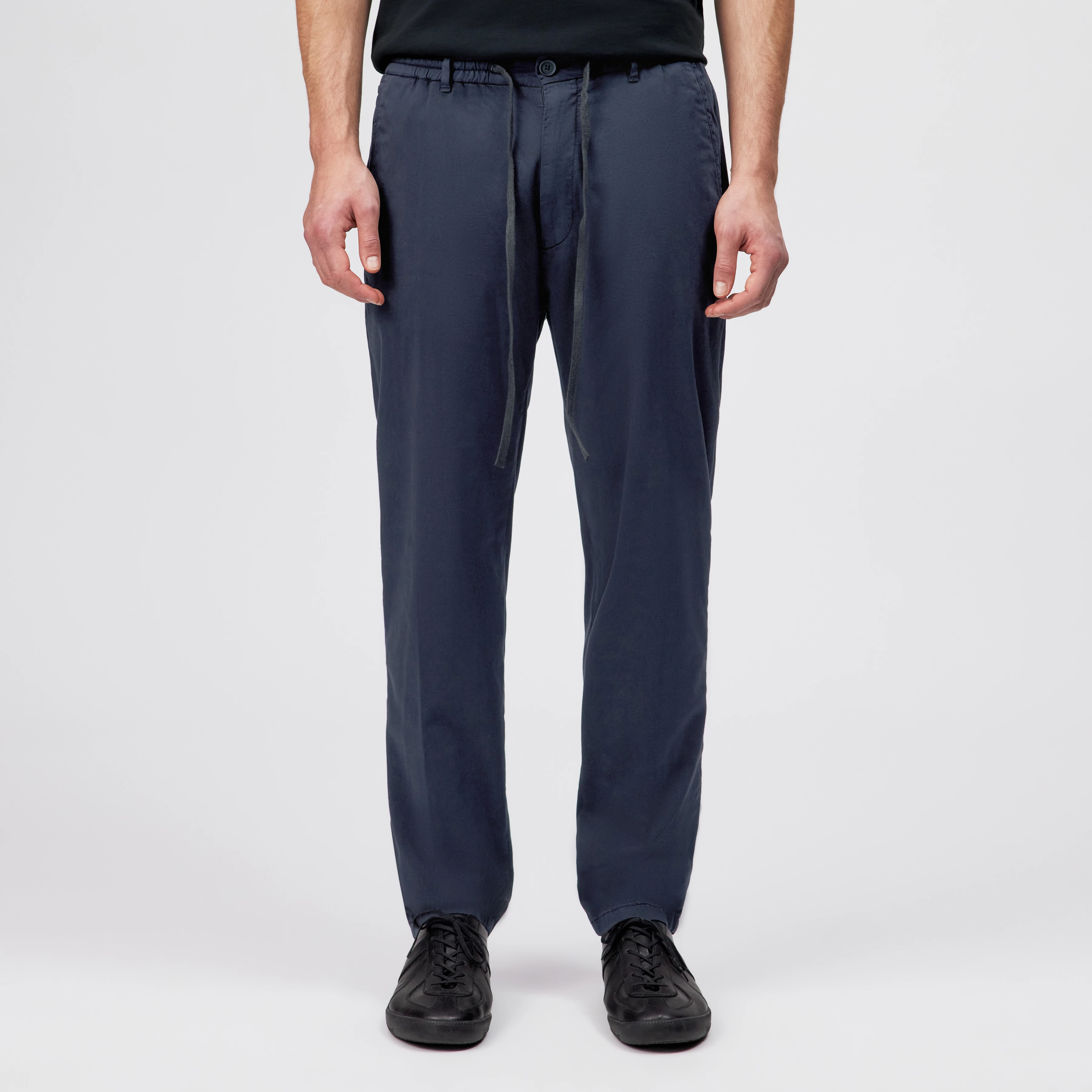 DEGER - Joggers with drawstring waist in satin - men - blue - Frontansicht