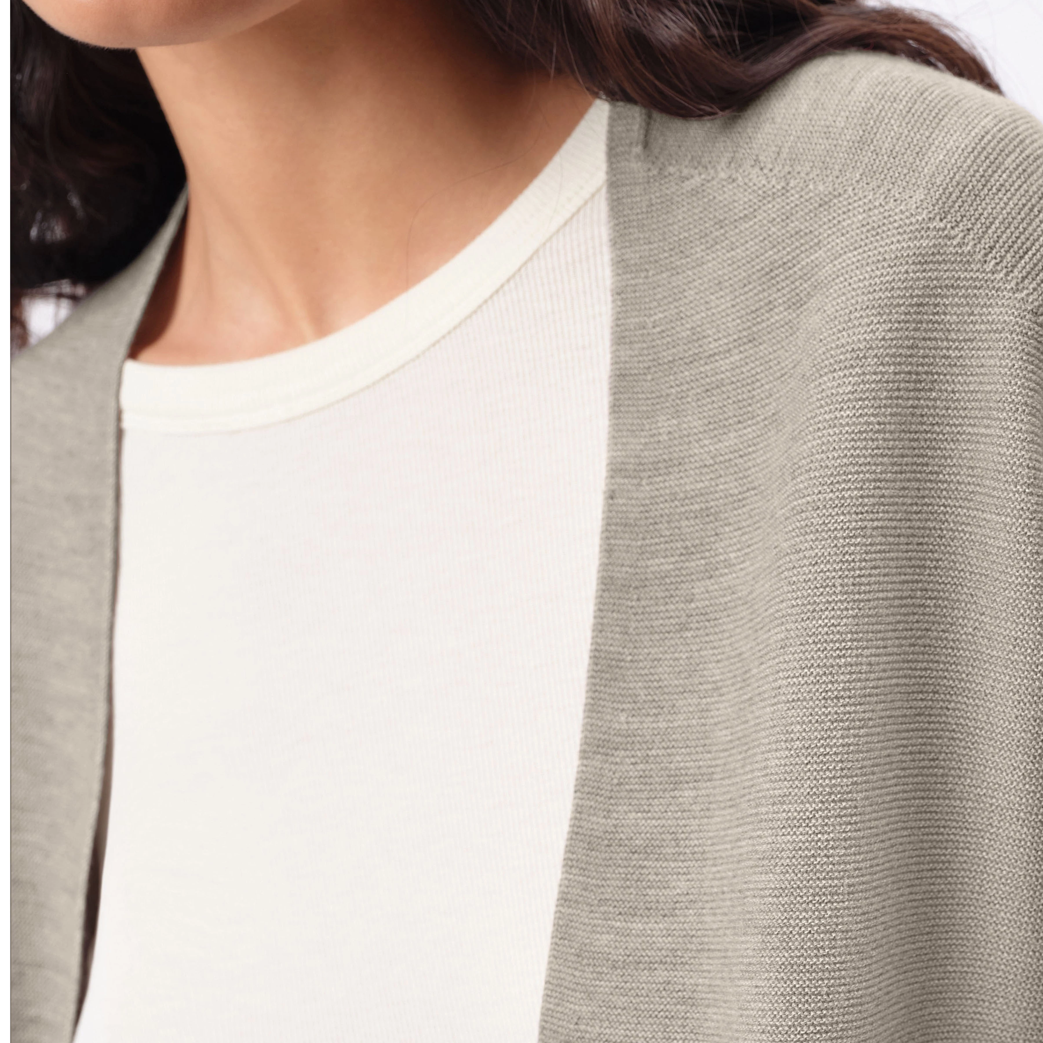 MIRALA - Cardigan en laine mérinos - women - beige - Detailansicht am Model