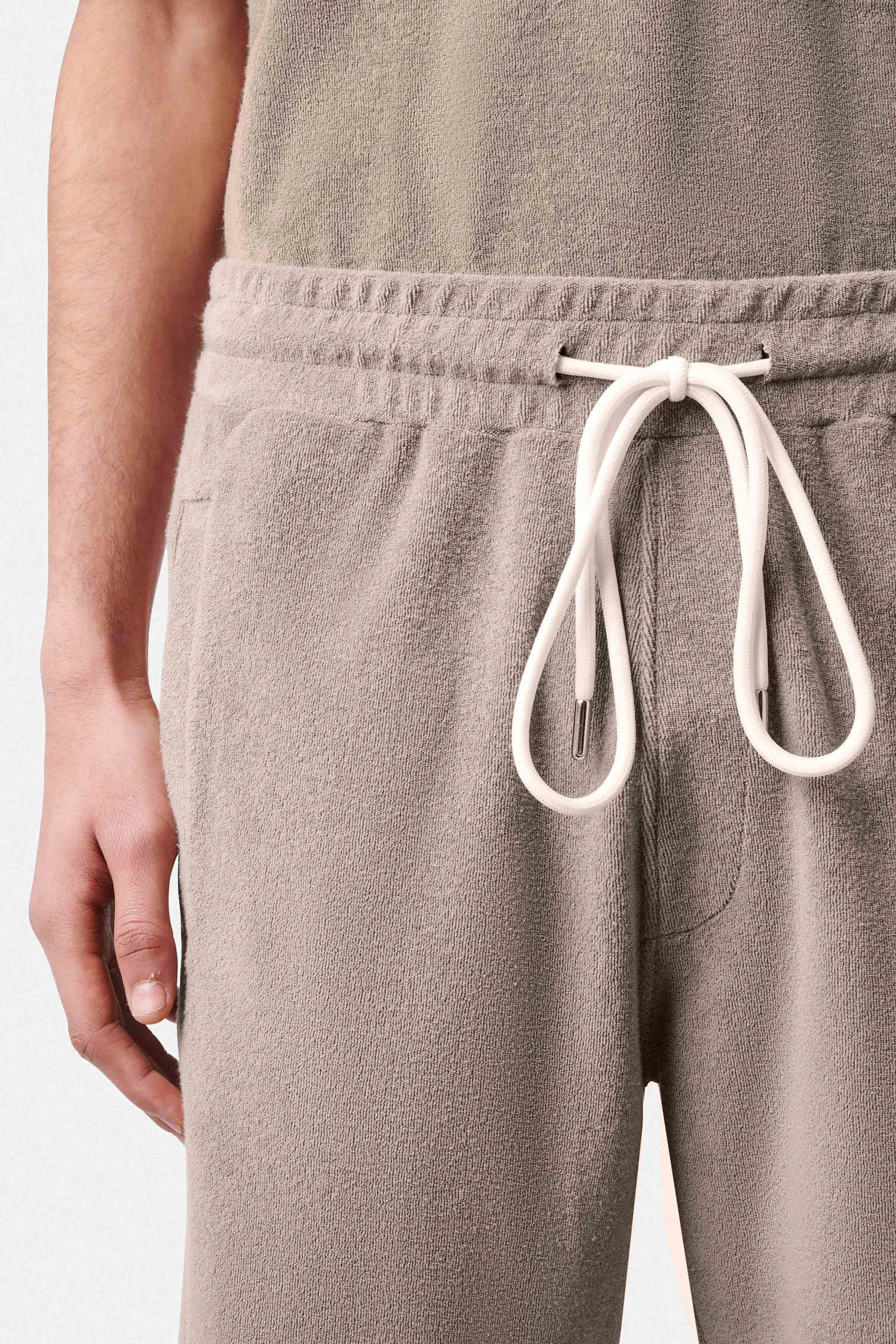 BRIKKO - Casual shorts in cotton-viscose blend - men - beige - Detailansicht am Model