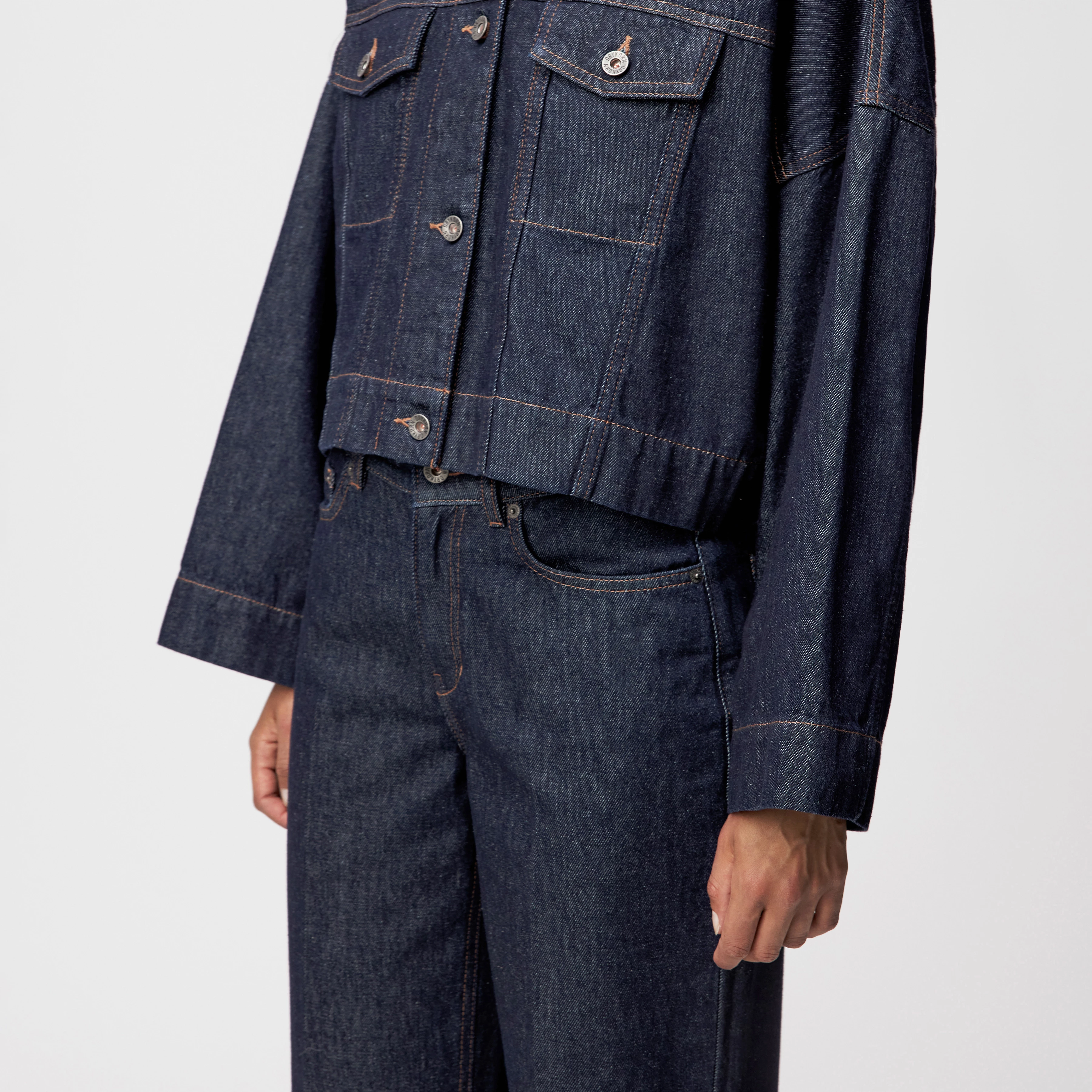 HOLBROOKS_1 - Denimjacke mit Kontrastkragen in Mid-Blue Denim - Damen - blau - Detailansicht am Model