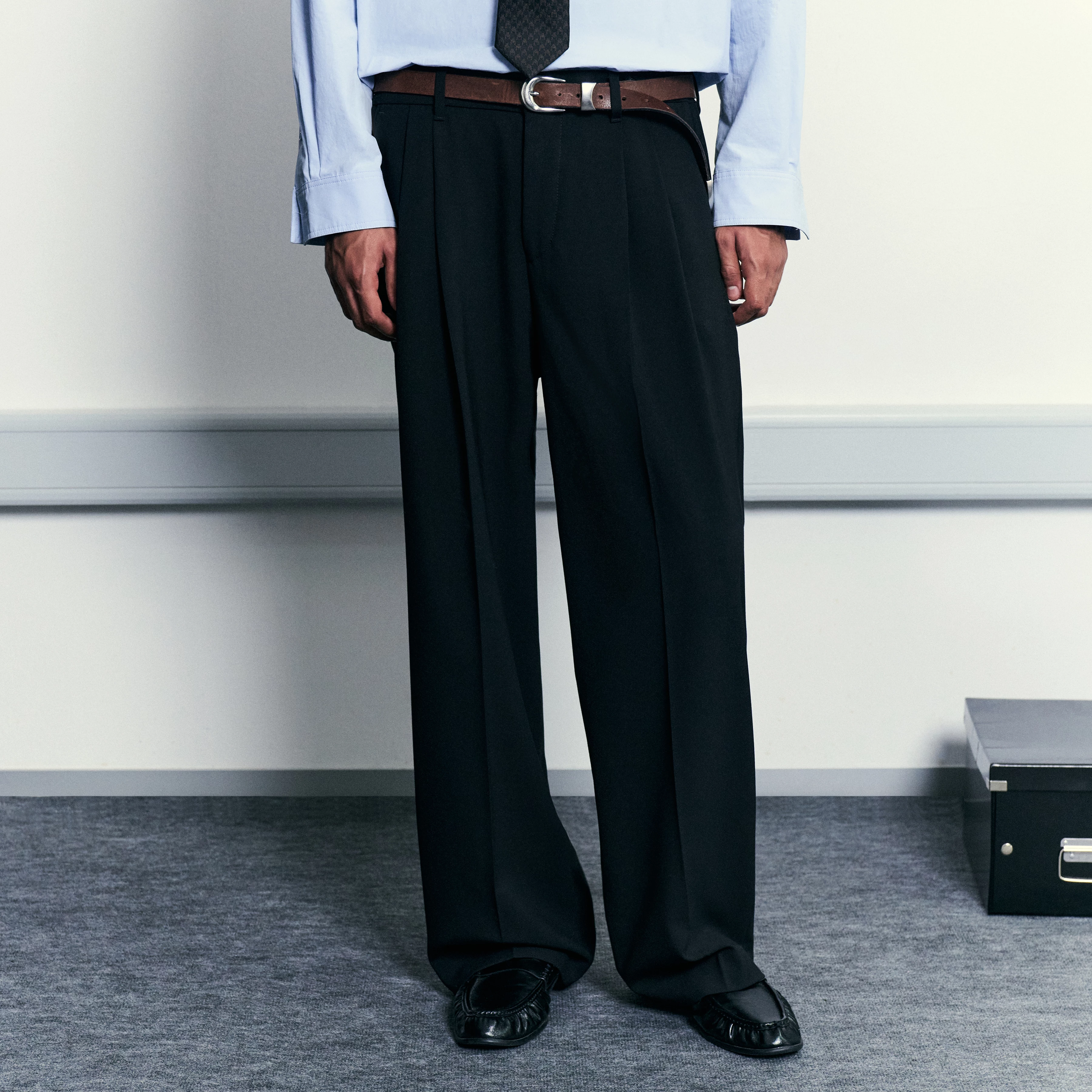 LEEK_WIDE - Relaxed fit pleated trousers in gabardine - men - black