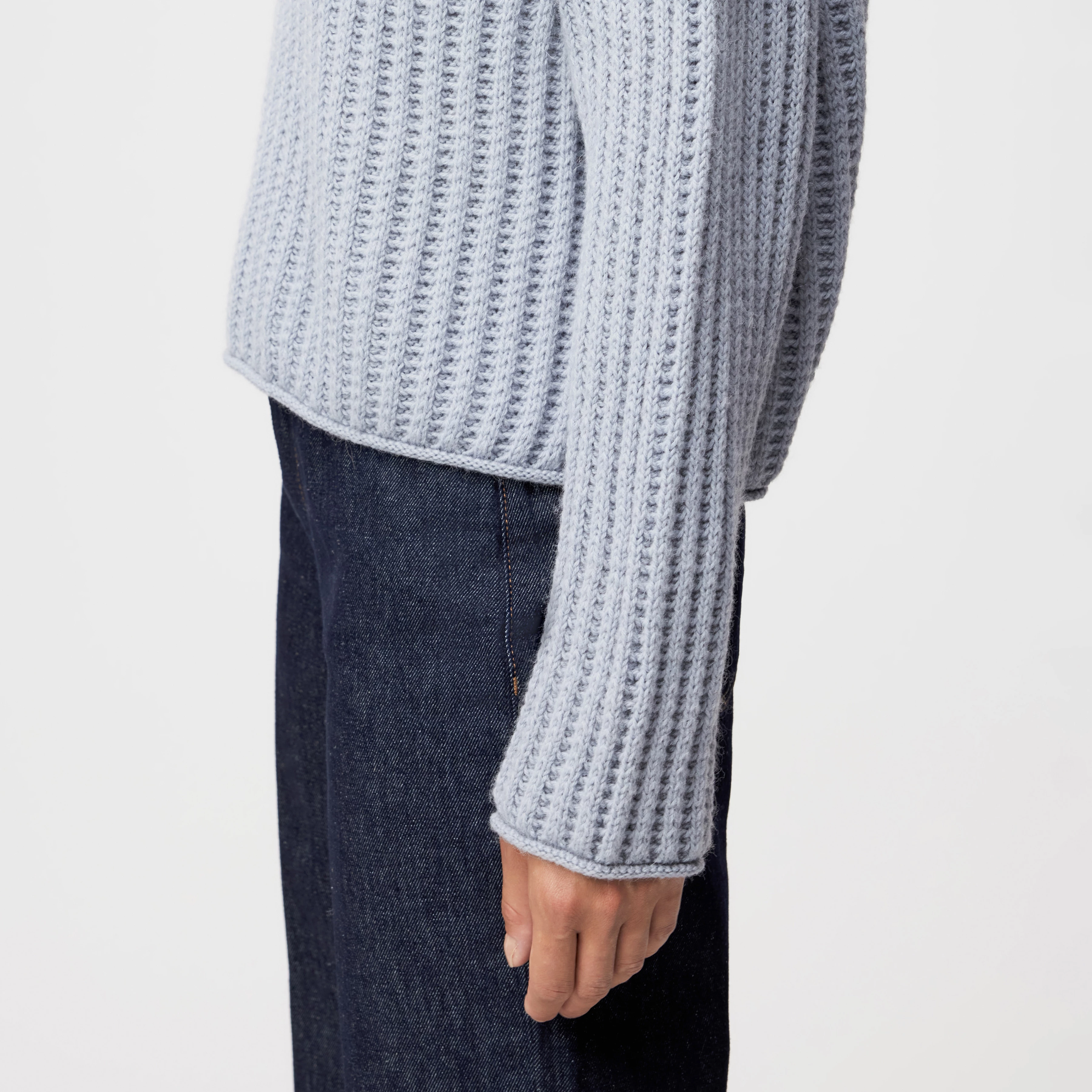 IMENY - Cropped jumper in wool and alpaca blend - women - blue - Detailansicht am Model