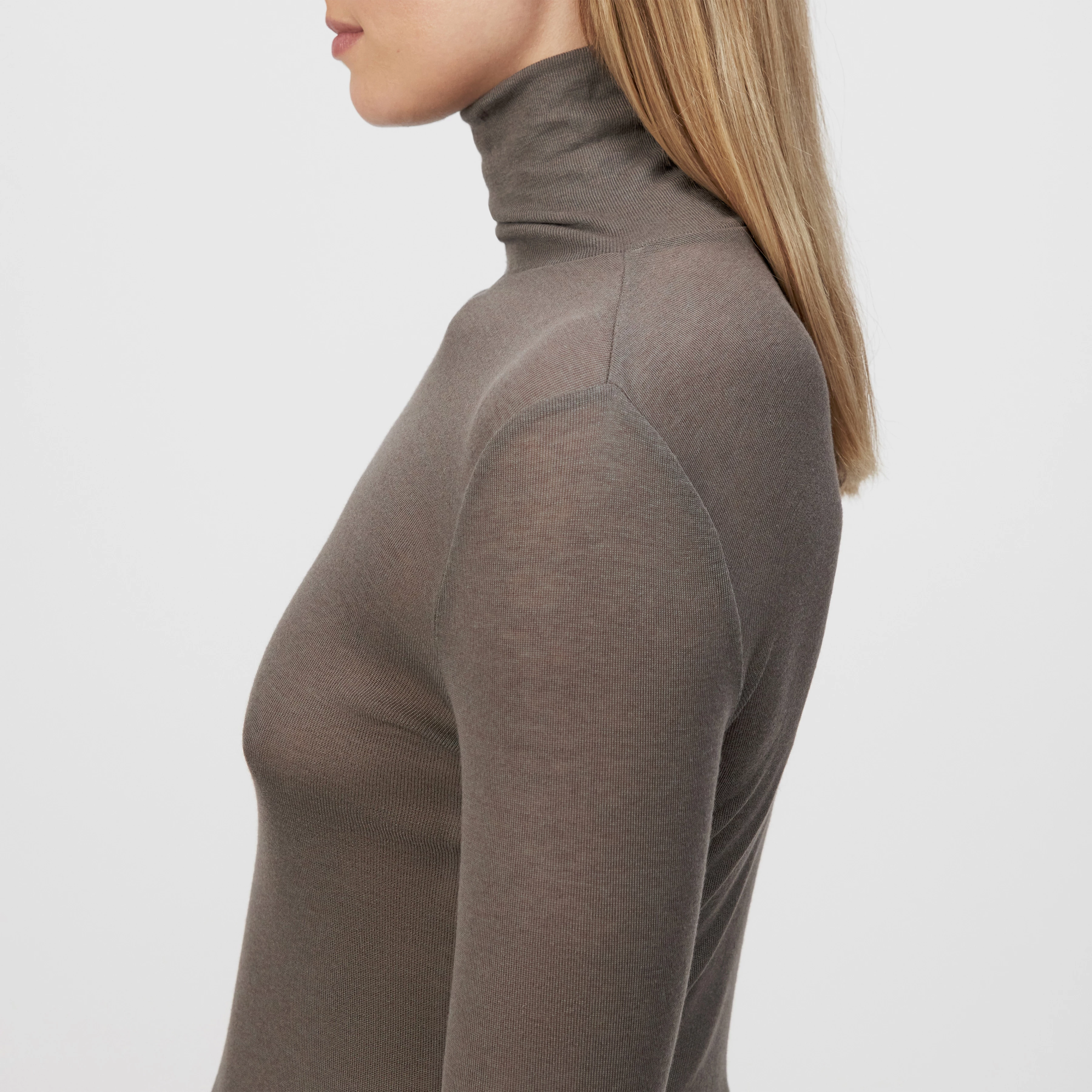 ZERAFNE - Slim-fit long-sleeved top in lyocell-wool blend - women - grey - Detailansicht am Model