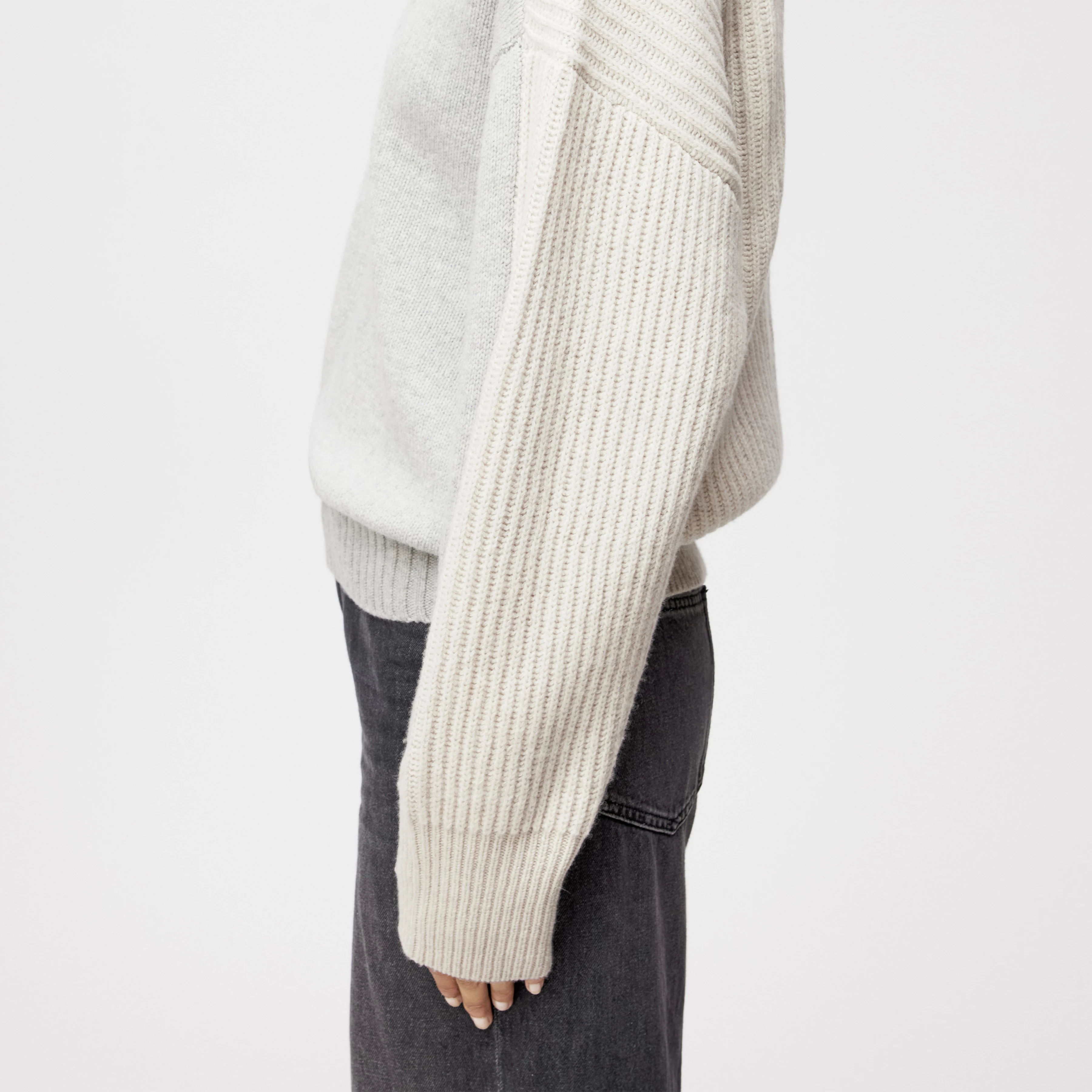 PASELIA - Oversized Pullover in Schurwolle - Damen - grau - Detailansicht am Model