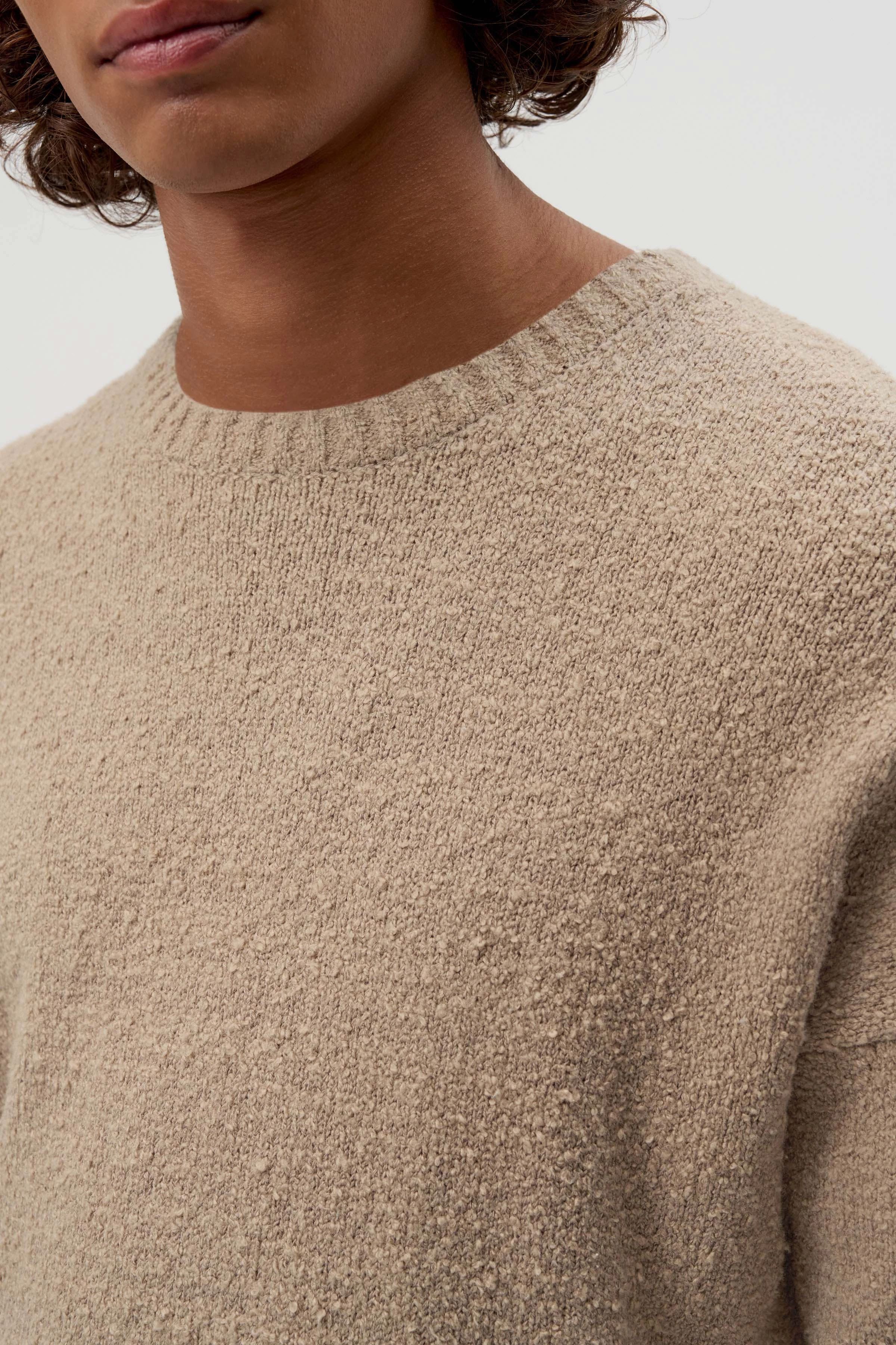 FREDDY - Oversized Pulli in Boucle-Optik - Herren - braun - Detailansicht am Model