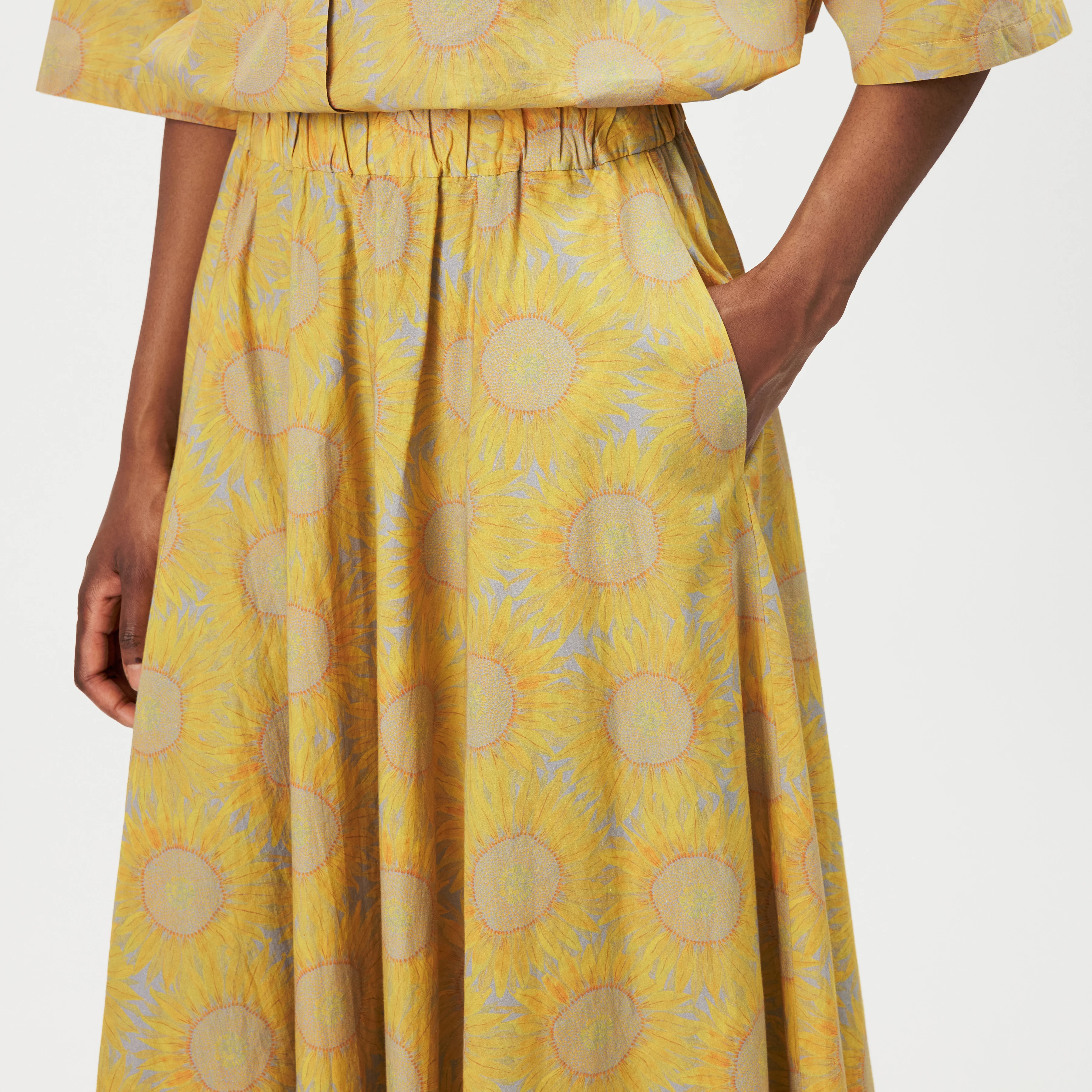 QERIME - Pleated cotton skirt with sunflower print - women - yellow - Detailansicht am Model