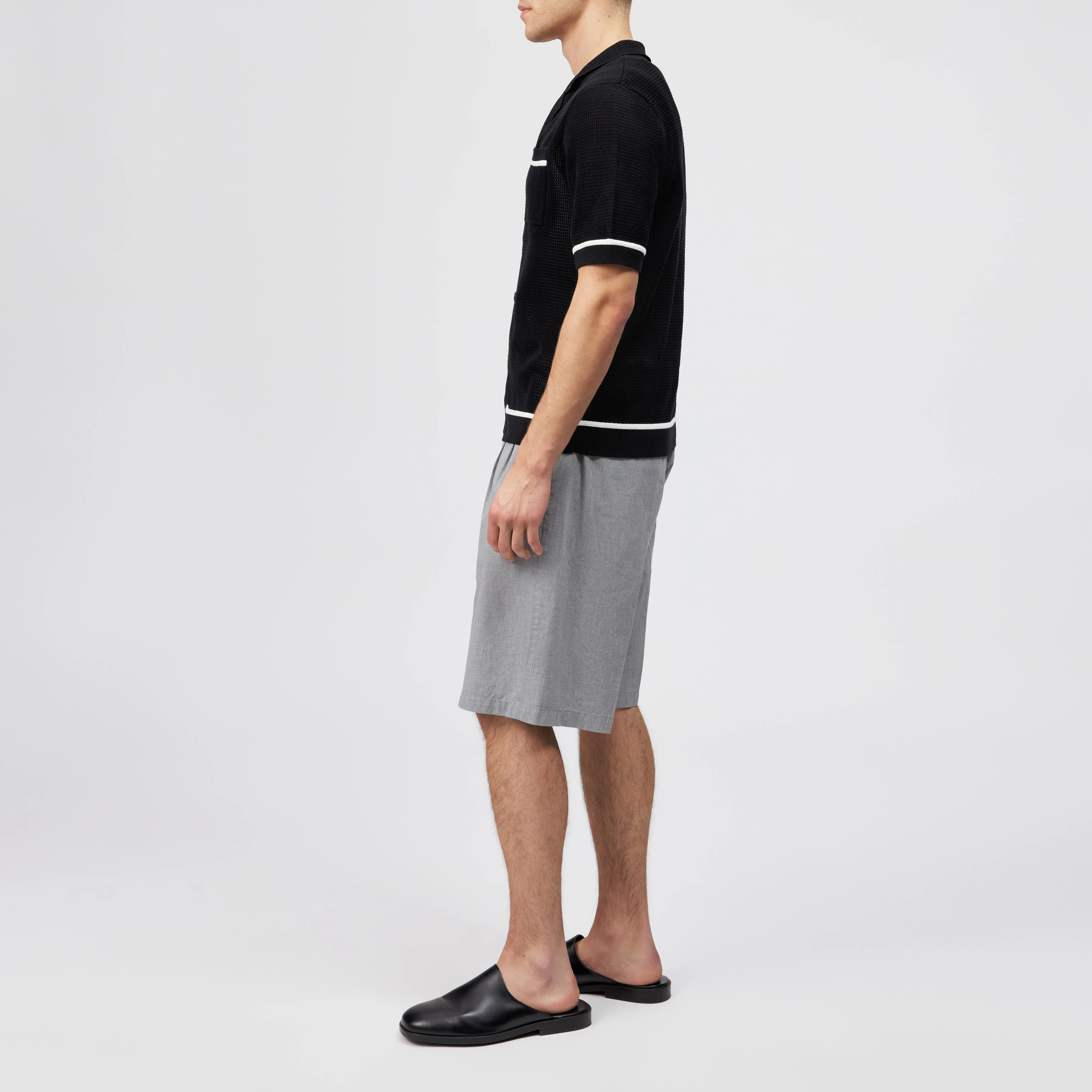 FLAVIRO - Relaxed fit fine knit short sleeve shirt - men - black - Seitenansicht