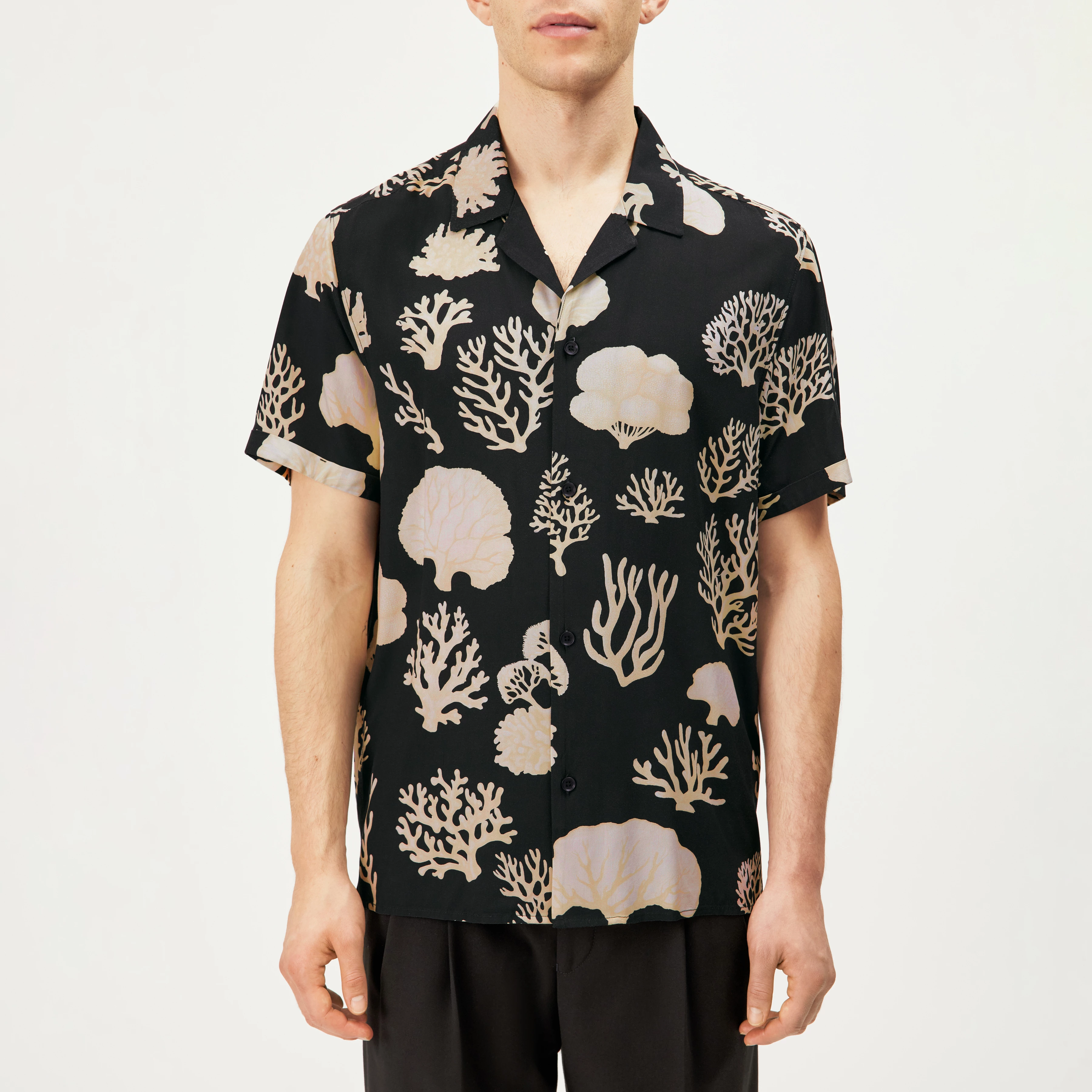 BIJAN_2 - Casual short-sleeve shirt with coral print - men - black - Frontansicht