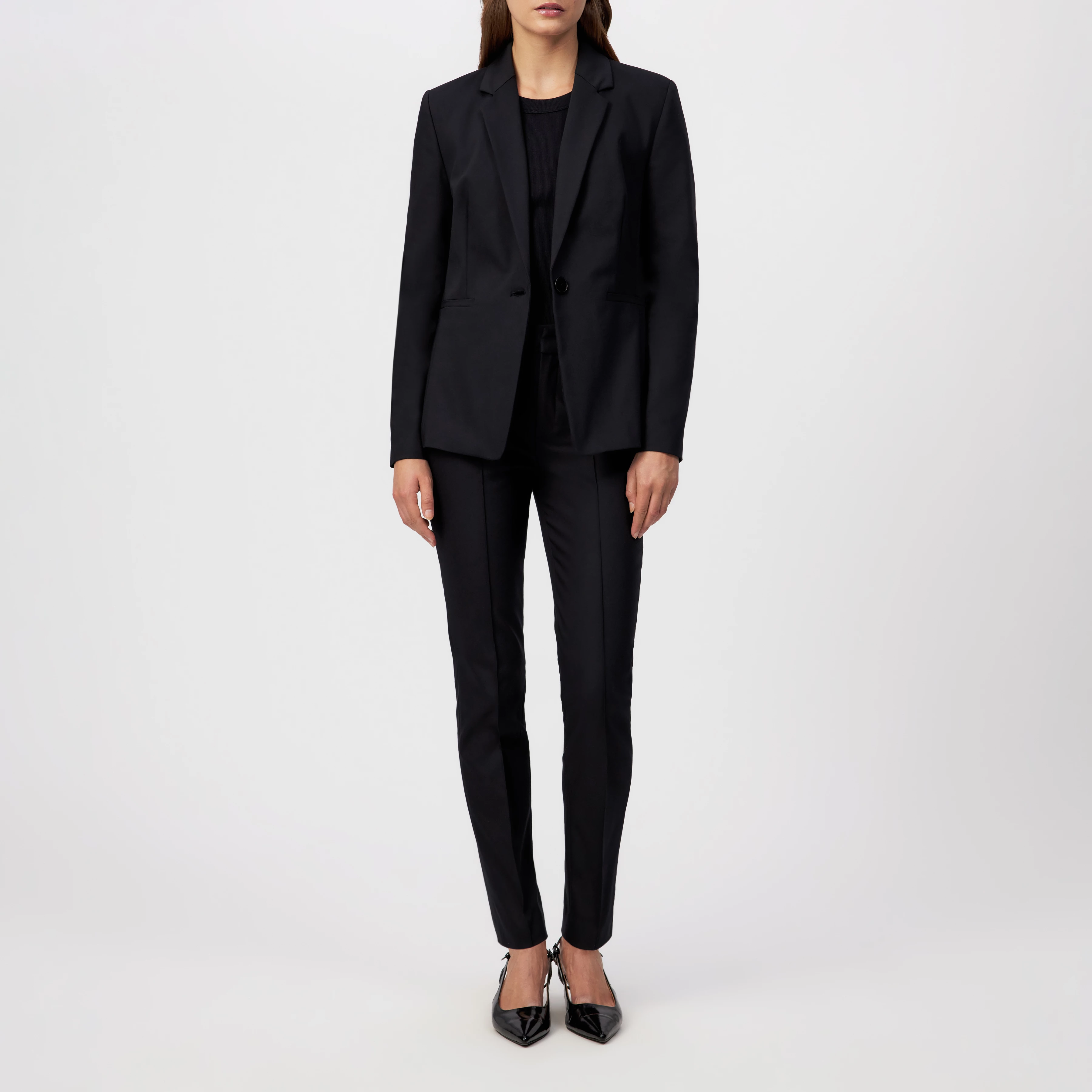 ACT - Schlanke Karotte mit Biese in Technostretch-Satin - Damen - schwarz - Ganzkörper-Frontansicht