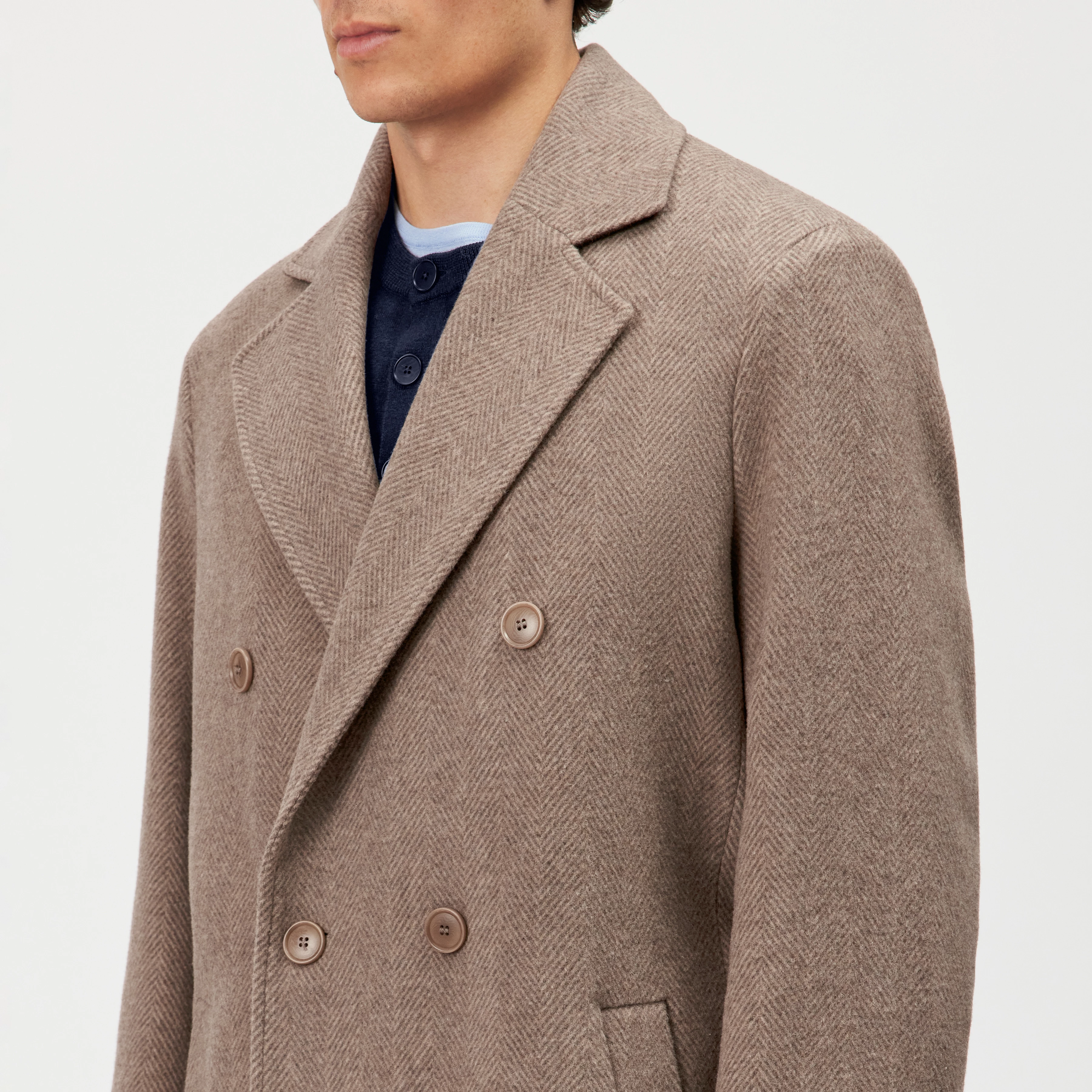 NEKOLA - Double-breasted wool-blend coat - men - brown - Detailansicht am Model