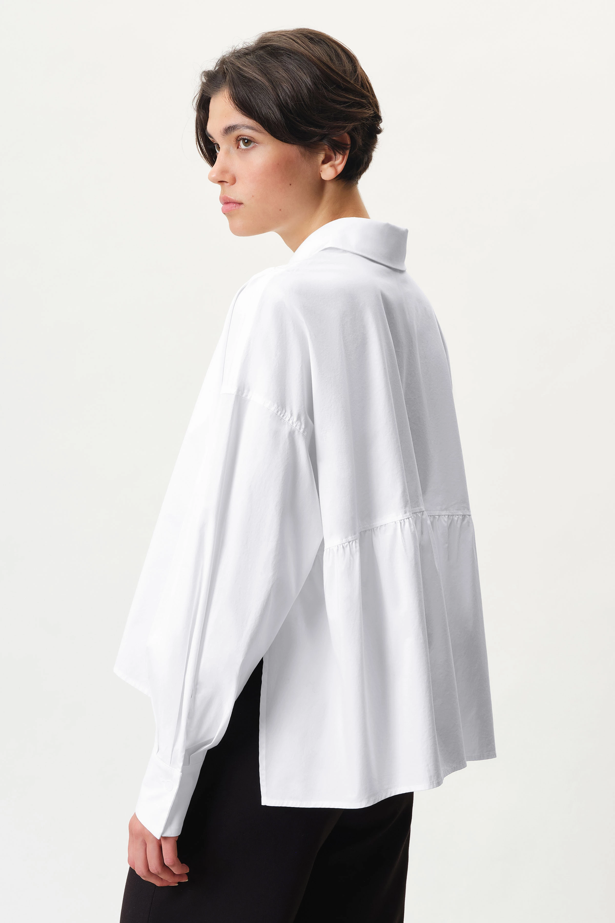 FLANNA - Oversize-Hemdbluse mit tiefer Rückenpasse in Popelin - Damen - weiß - Rückansicht