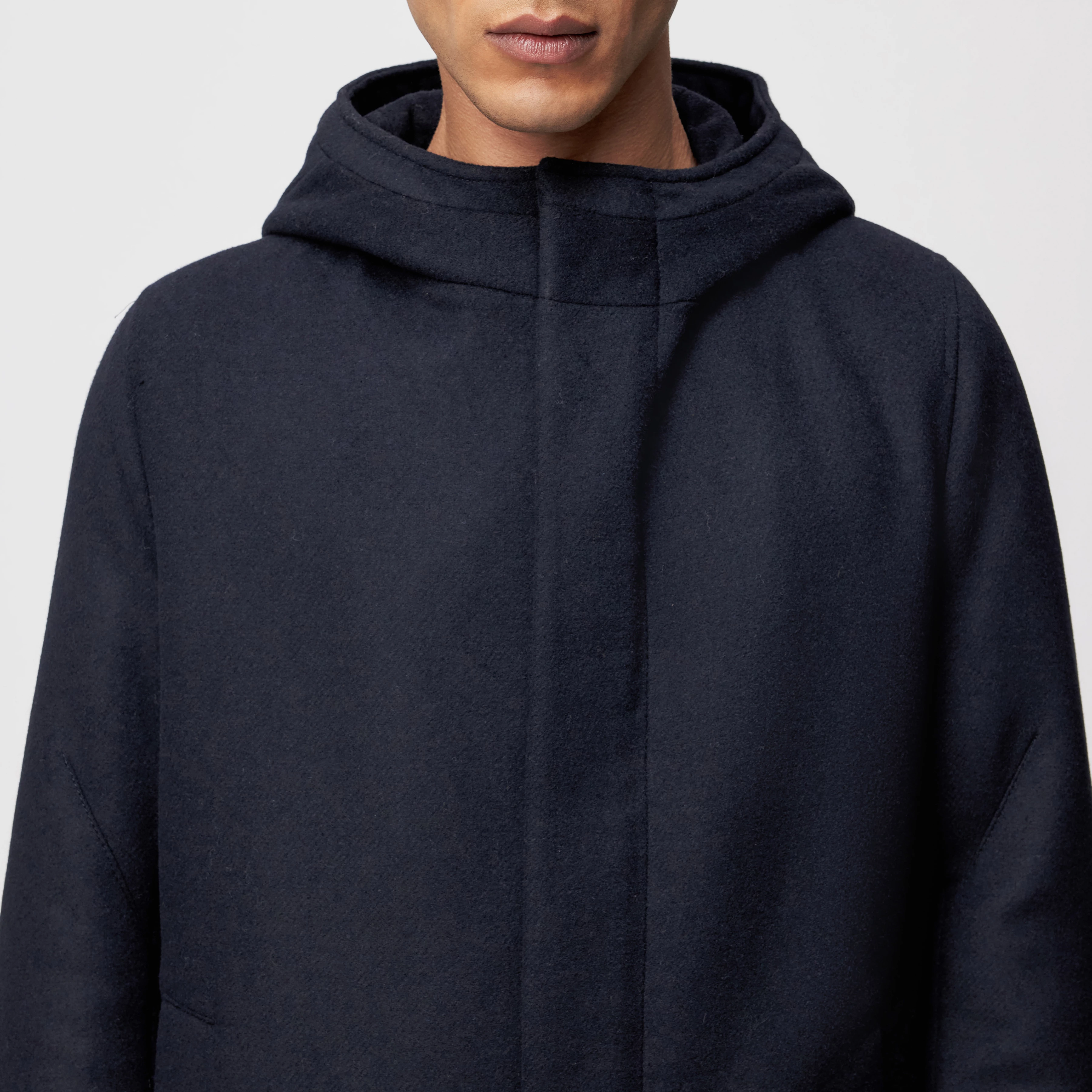 NAUKANO - Mantel mit Kapuze in Flanell - Herren - blau - Detailansicht am Model