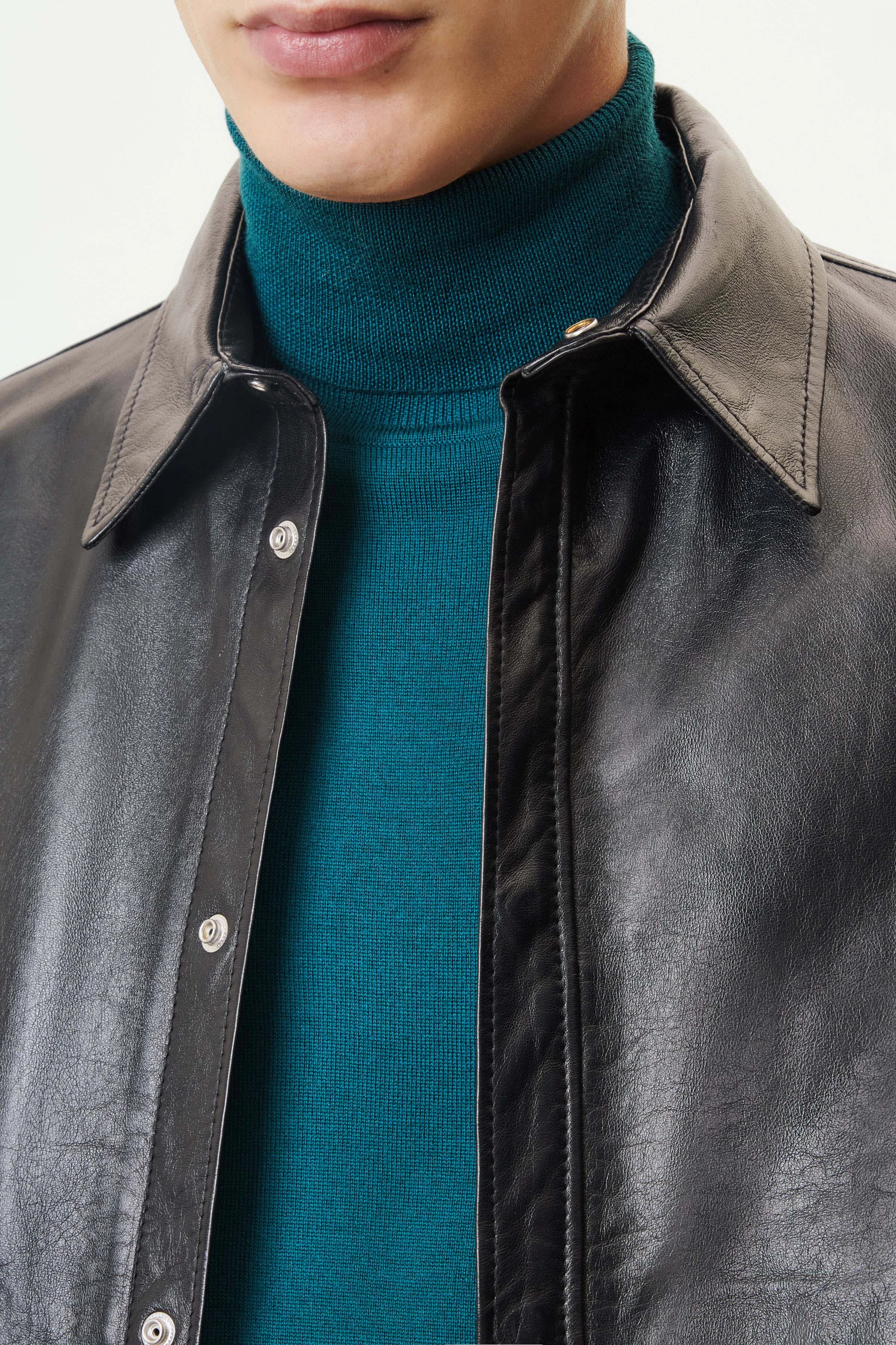 SELETON - lined shirt jacket in soft lamb nappa leather - men - Natural Aluminium - Detailansicht am Model