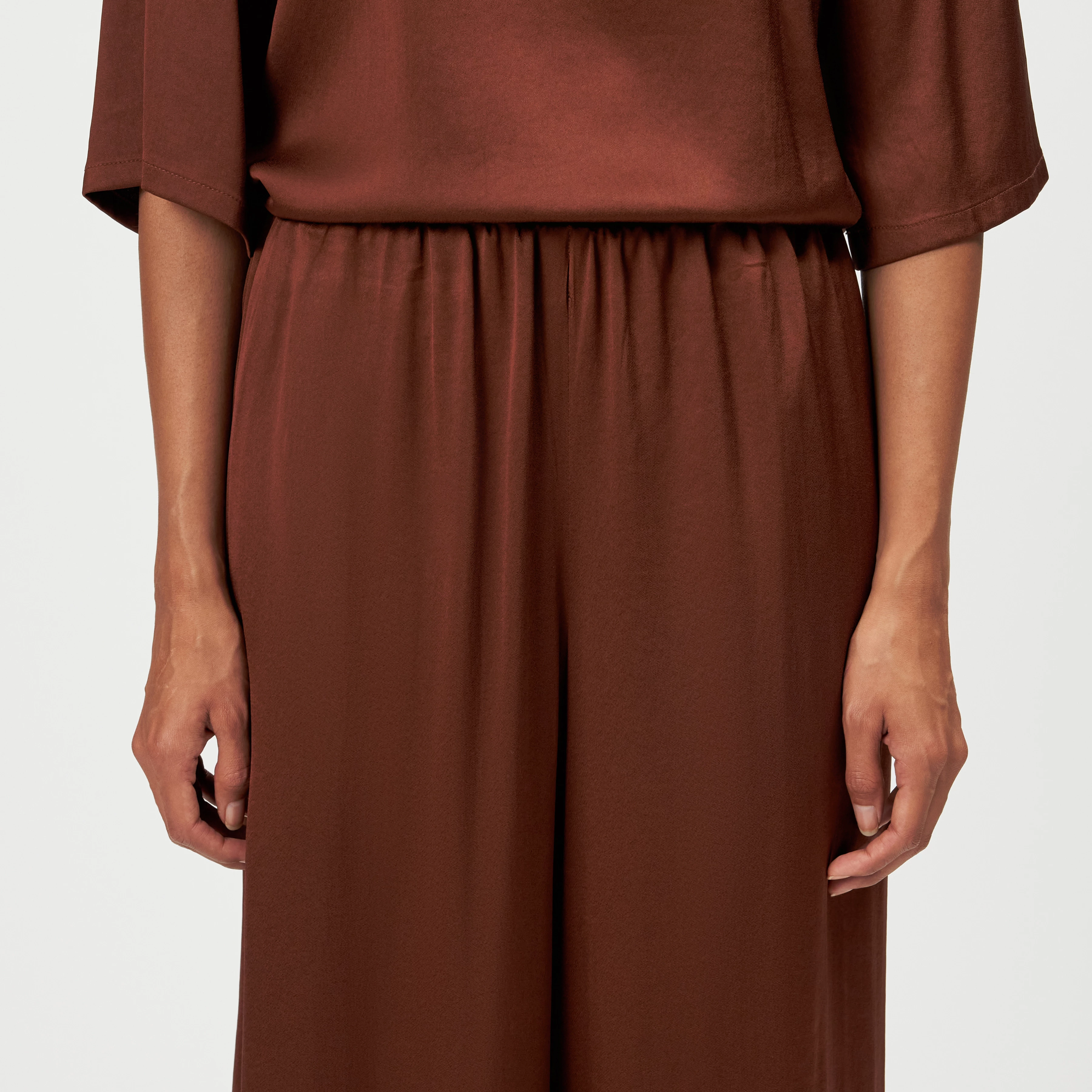 TWEEZER - Wide trousers in satin - women - brown - Detailansicht am Model