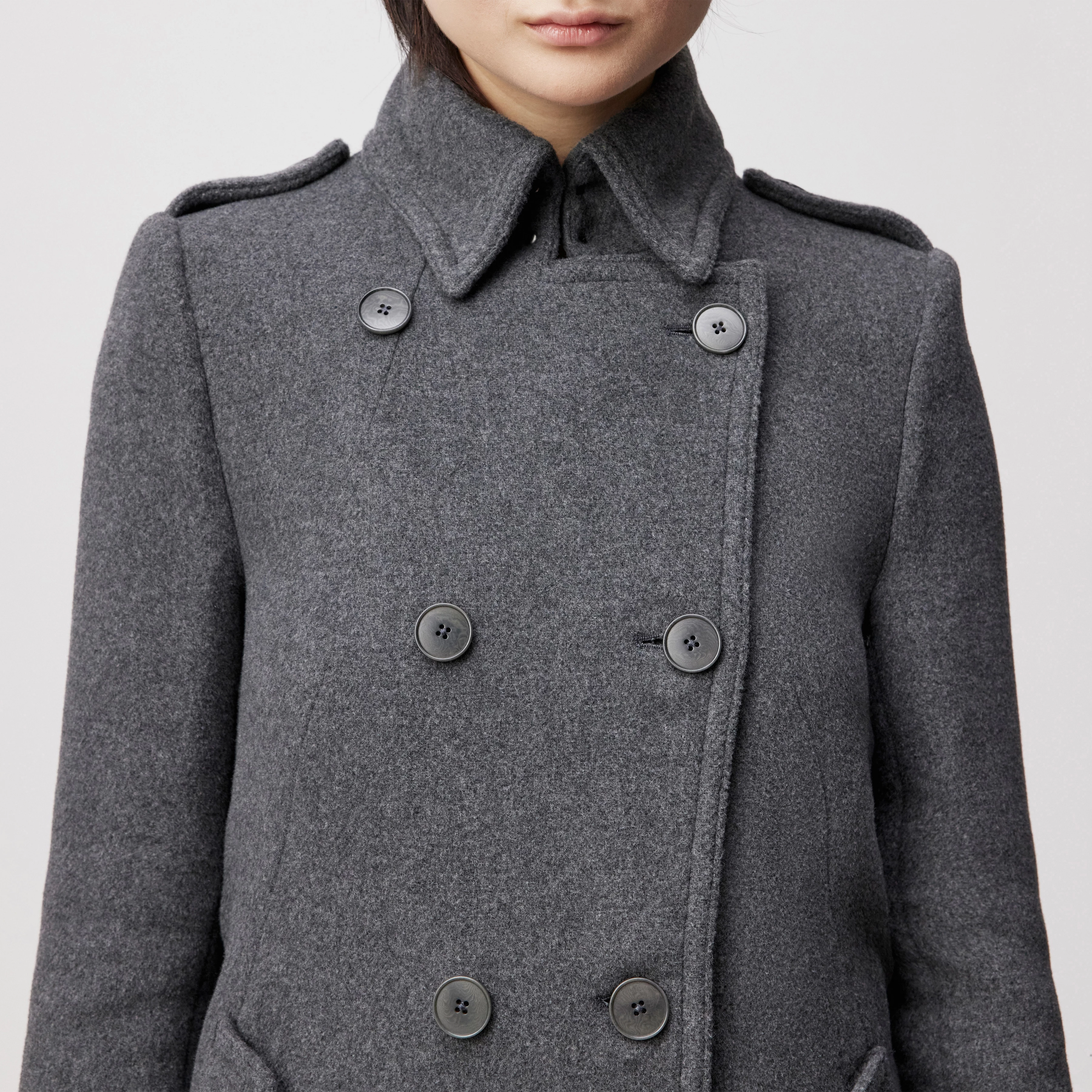 HARLESTON - Uniformmantel in Woll-Mix - Damen - grau - Detailansicht am Model