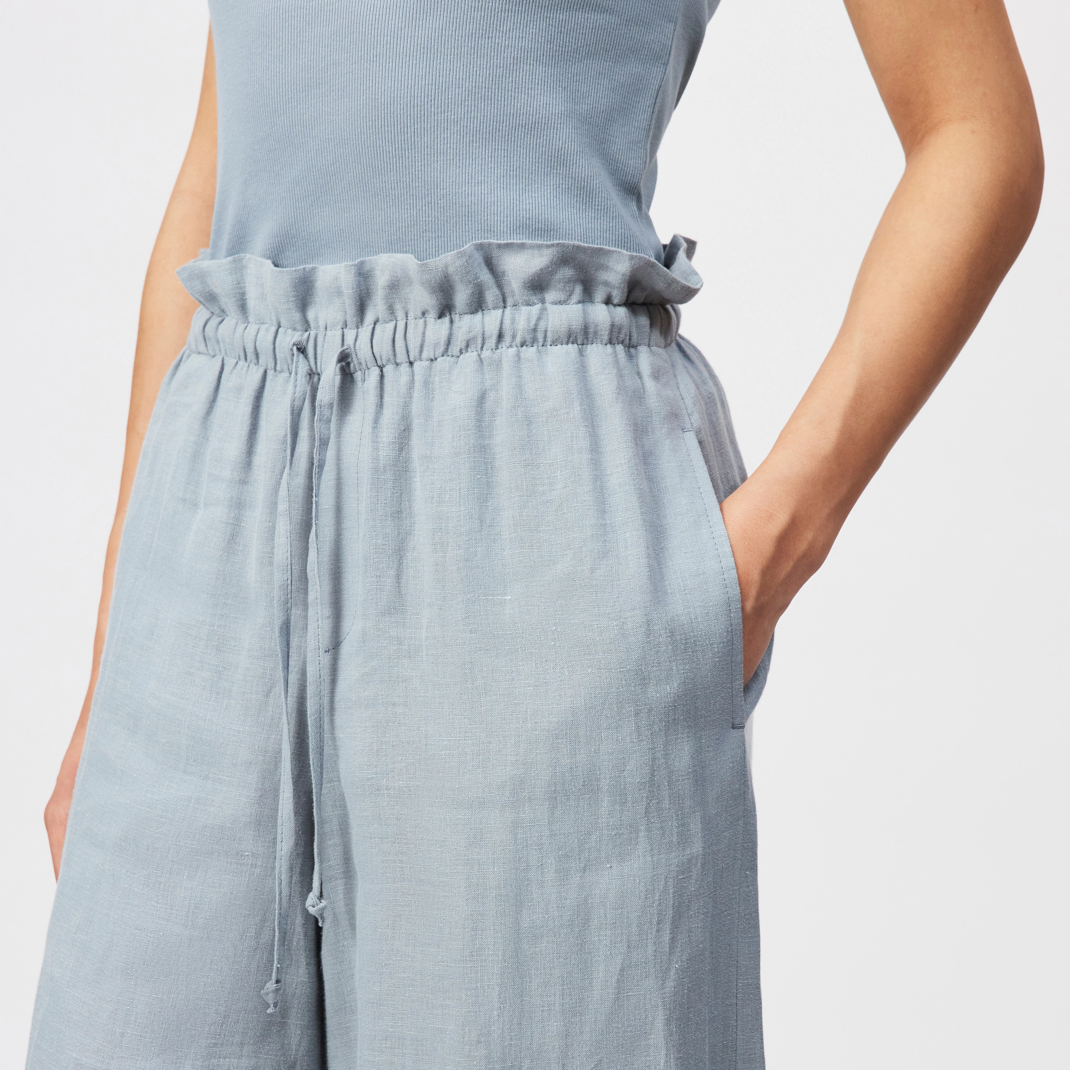 DWINDLE - Linen paperbag trousers - women - blue - Detailansicht am Model