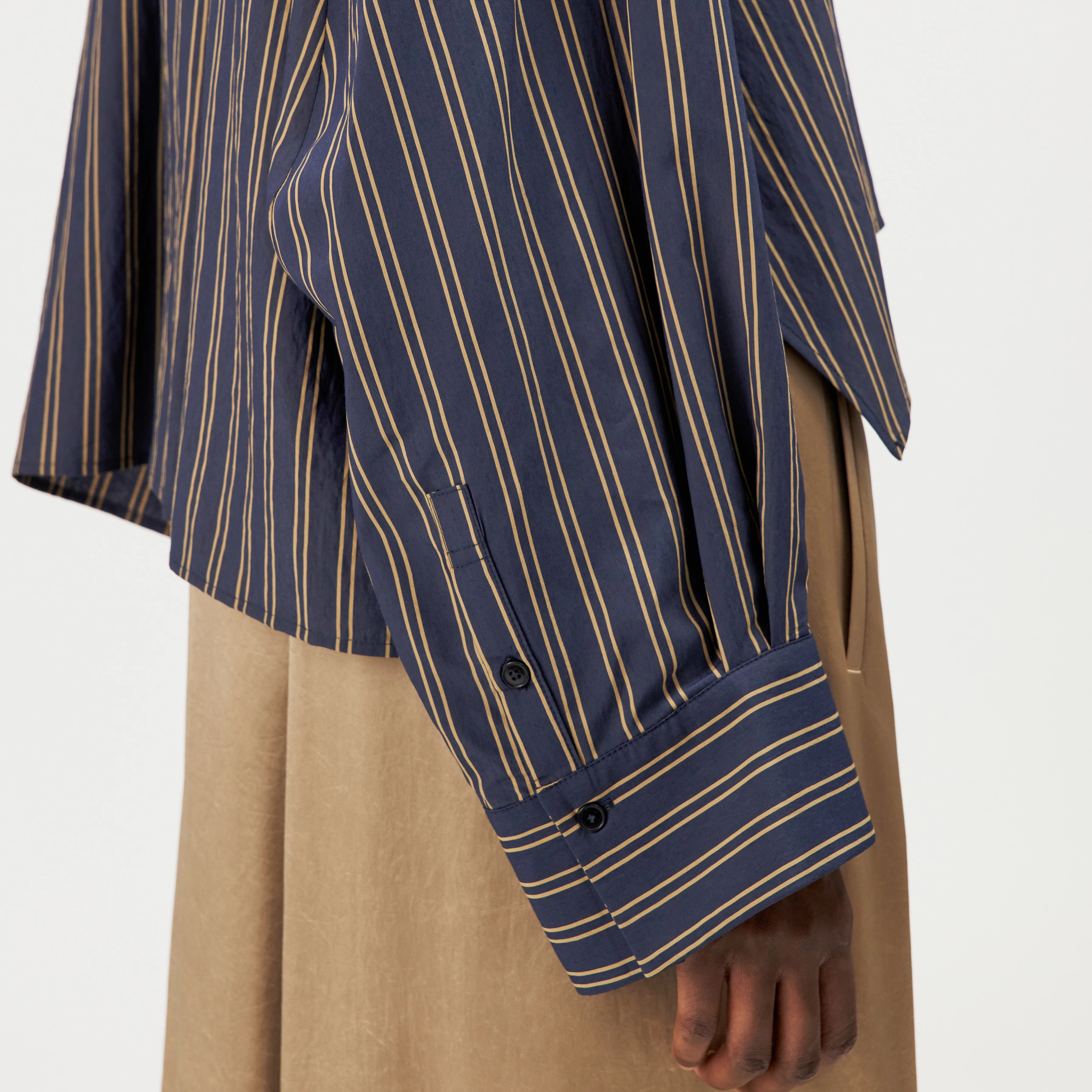 OSHIA - Chemise oversize en mélange de viscose - women - bleu - Detailansicht am Model