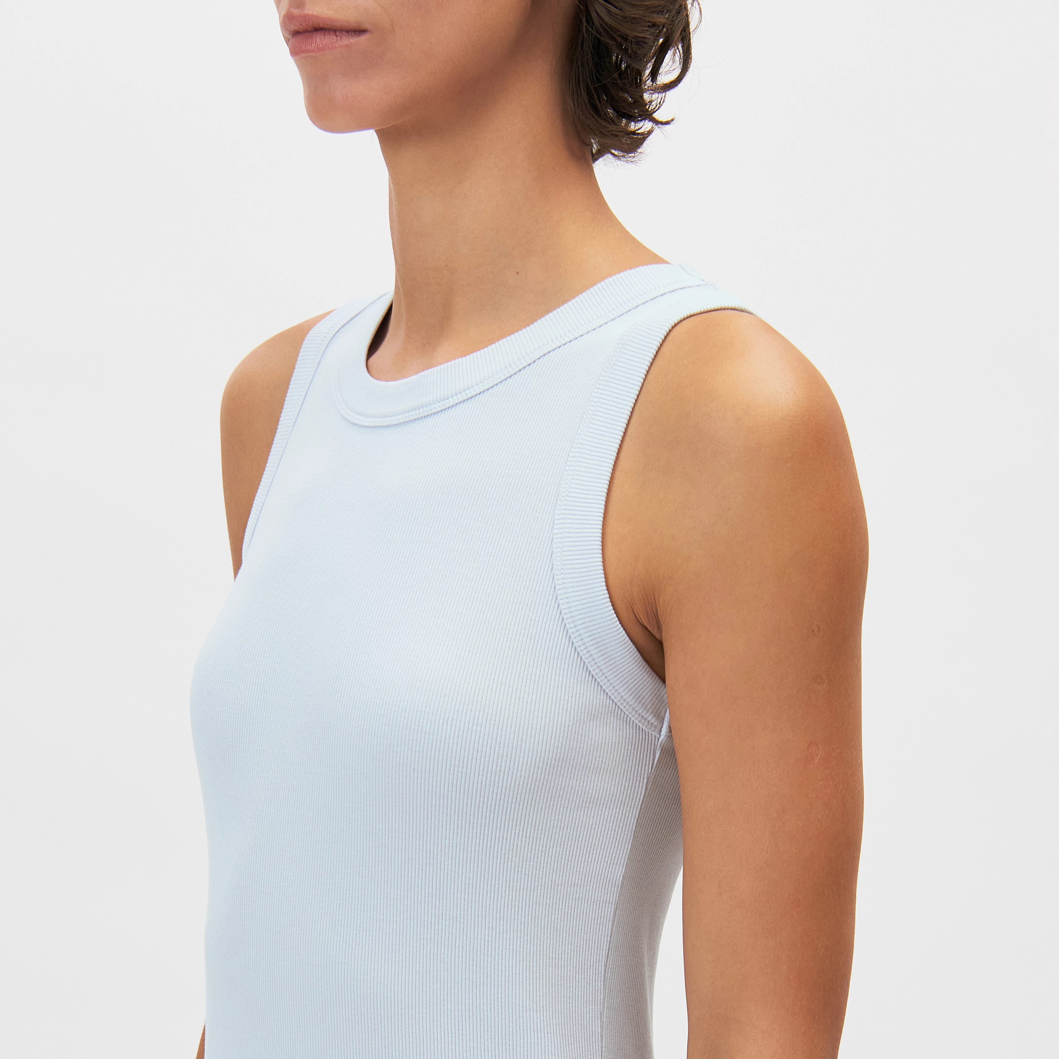 OLINA - Tanktop mit Rundhals in Baumwoll-Rippe - Damen - blau - Detailansicht am Model