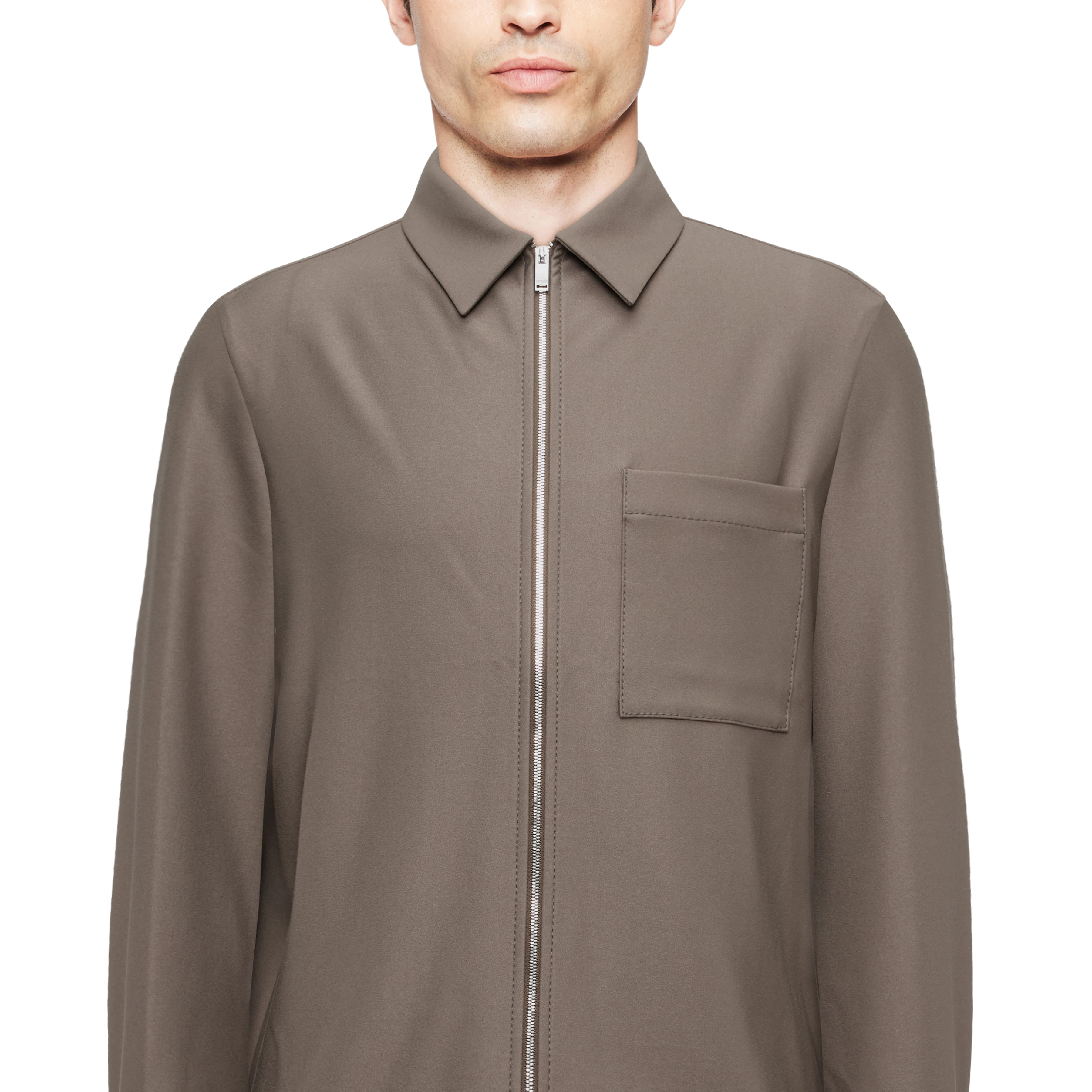 NIKANO - Shirt jacket in heavy satin - men - green - Detailansicht am Model