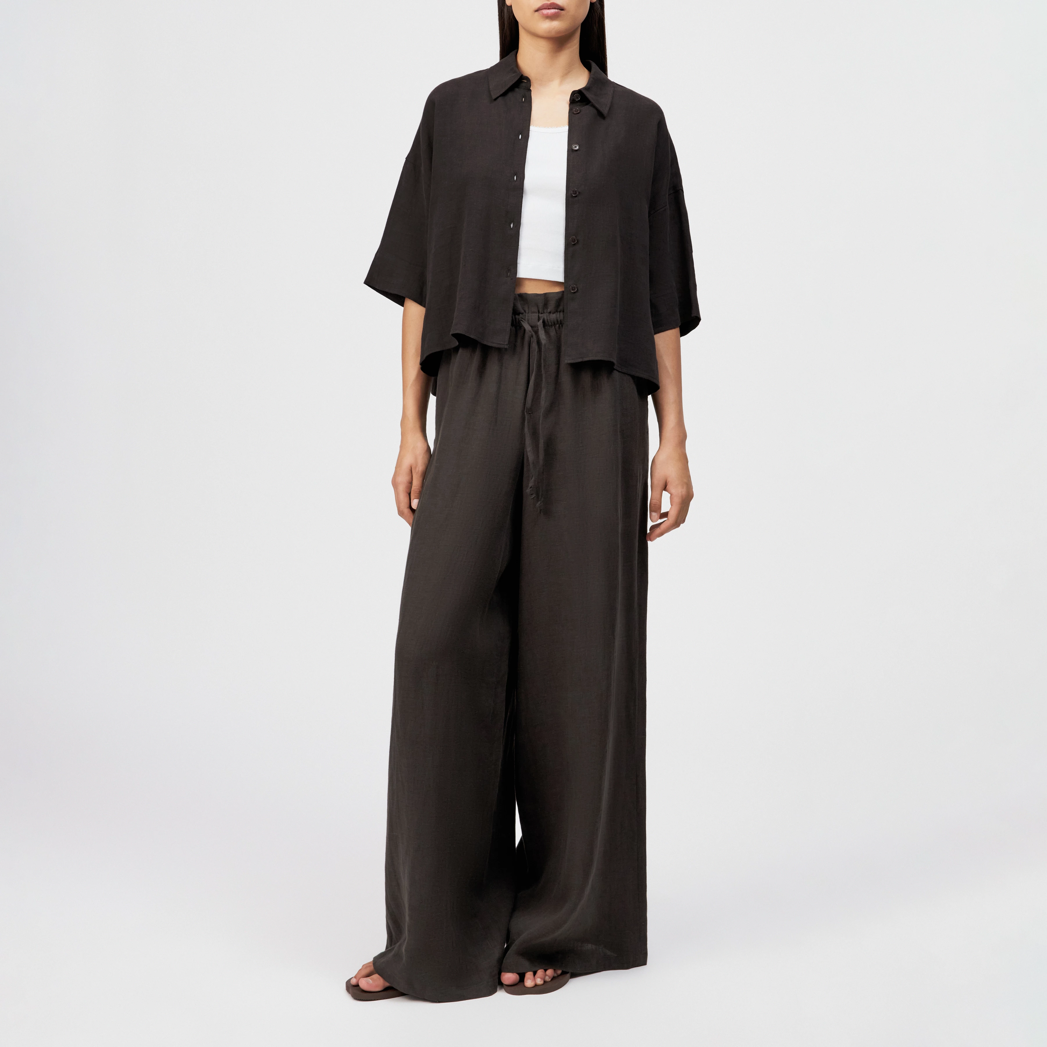 DWINDLE - Linen paperbag trousers - women - brown - Ganzkörper-Frontansicht