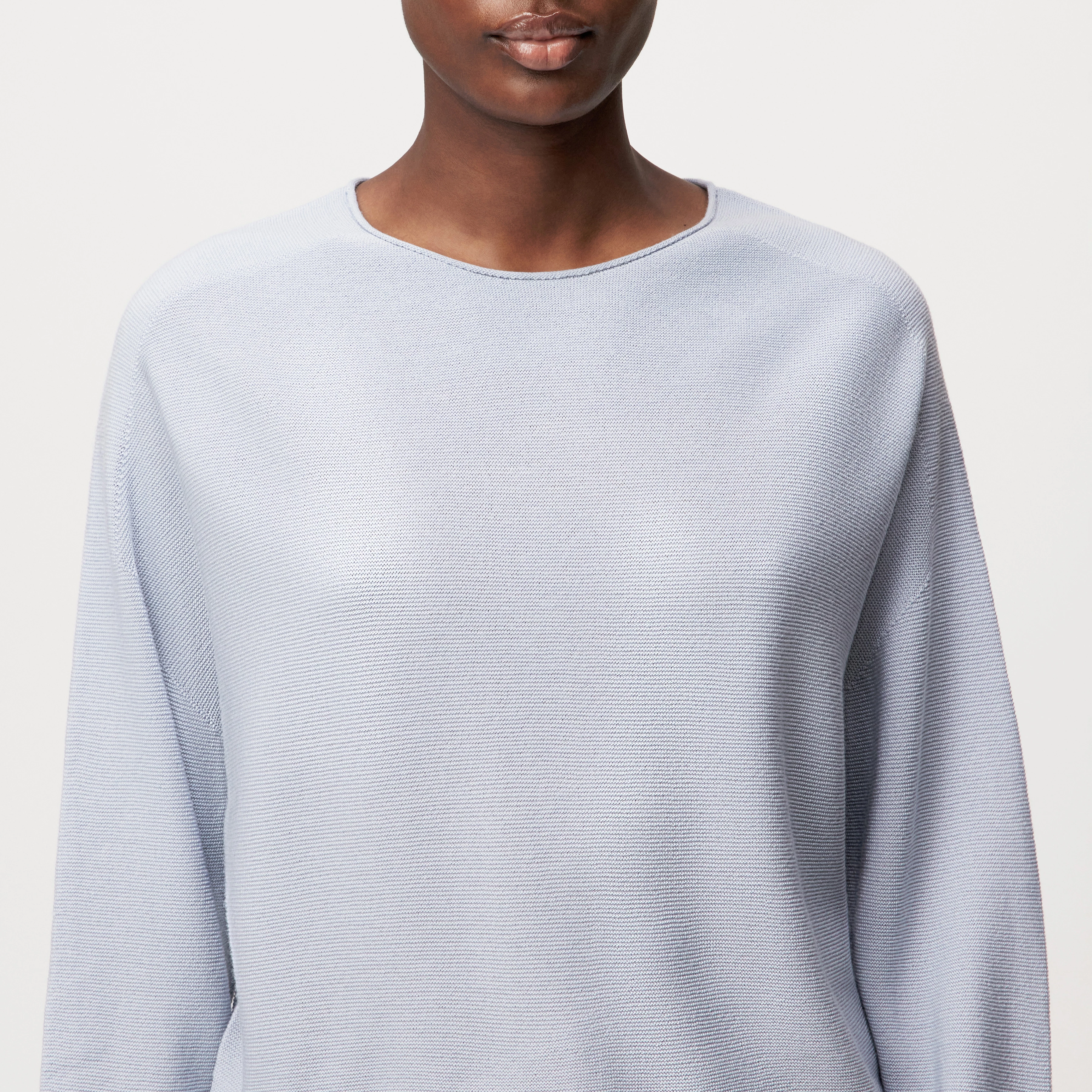 MEAMI - Verkorte Egg-Shape trui in 100% merinowol - dames - blauw - Detailansicht am Model