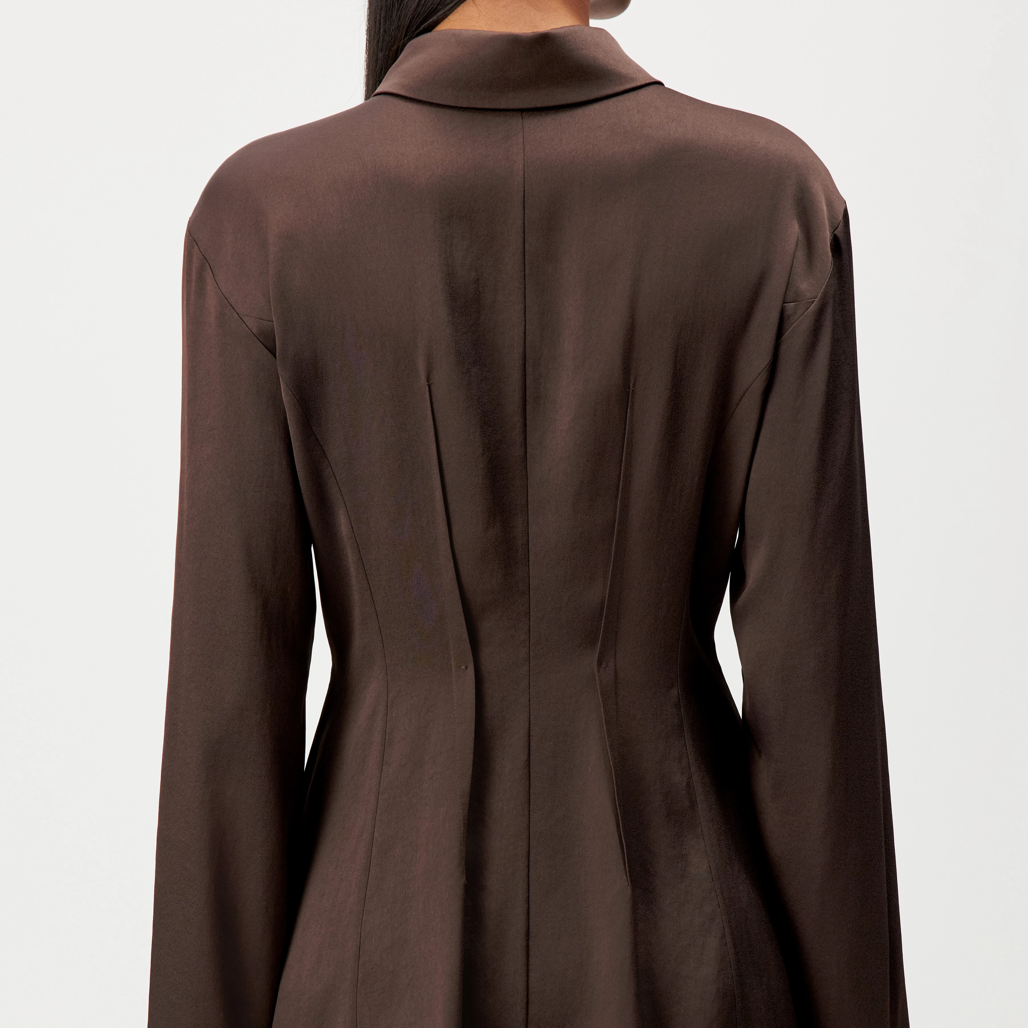 JASIRA - Chemisier cintré en satin fluide - women - marron - Detailansicht am Model