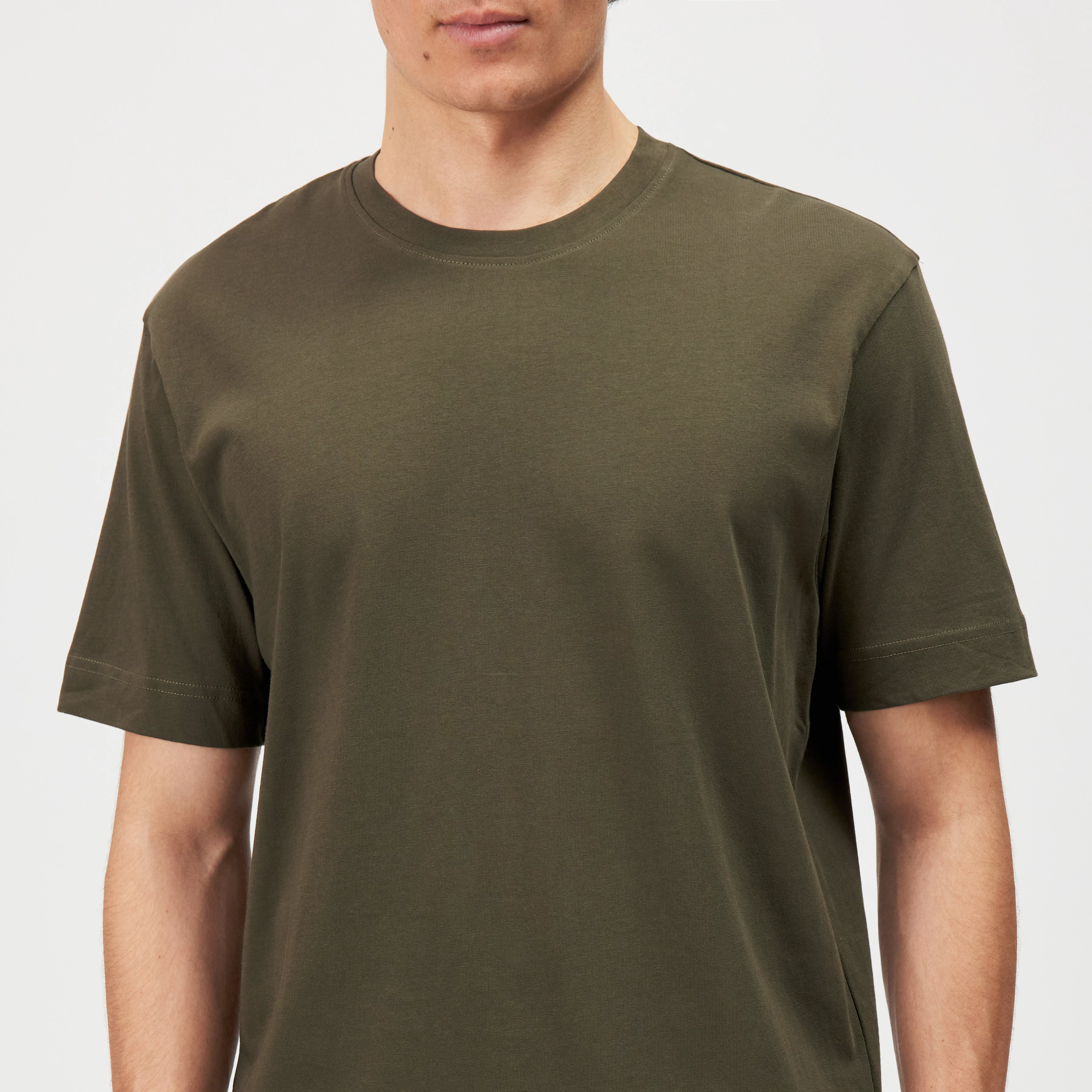 RAPHAEL - T-shirt in pure cotton - men - green - Detailansicht am Model