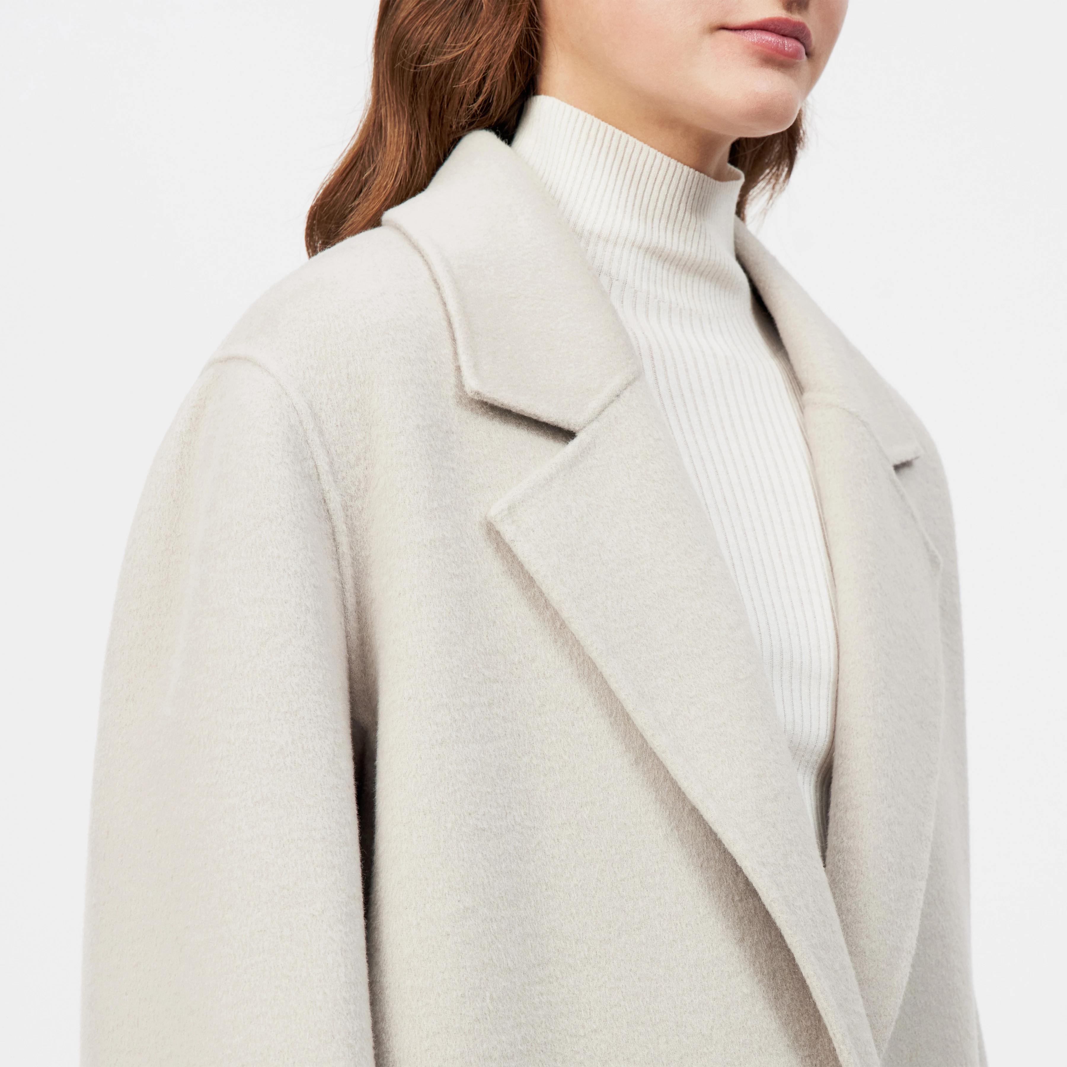 EVERLEY - Cleanes Sweatshirt in Doubleface - Damen - beige - Detailansicht am Model