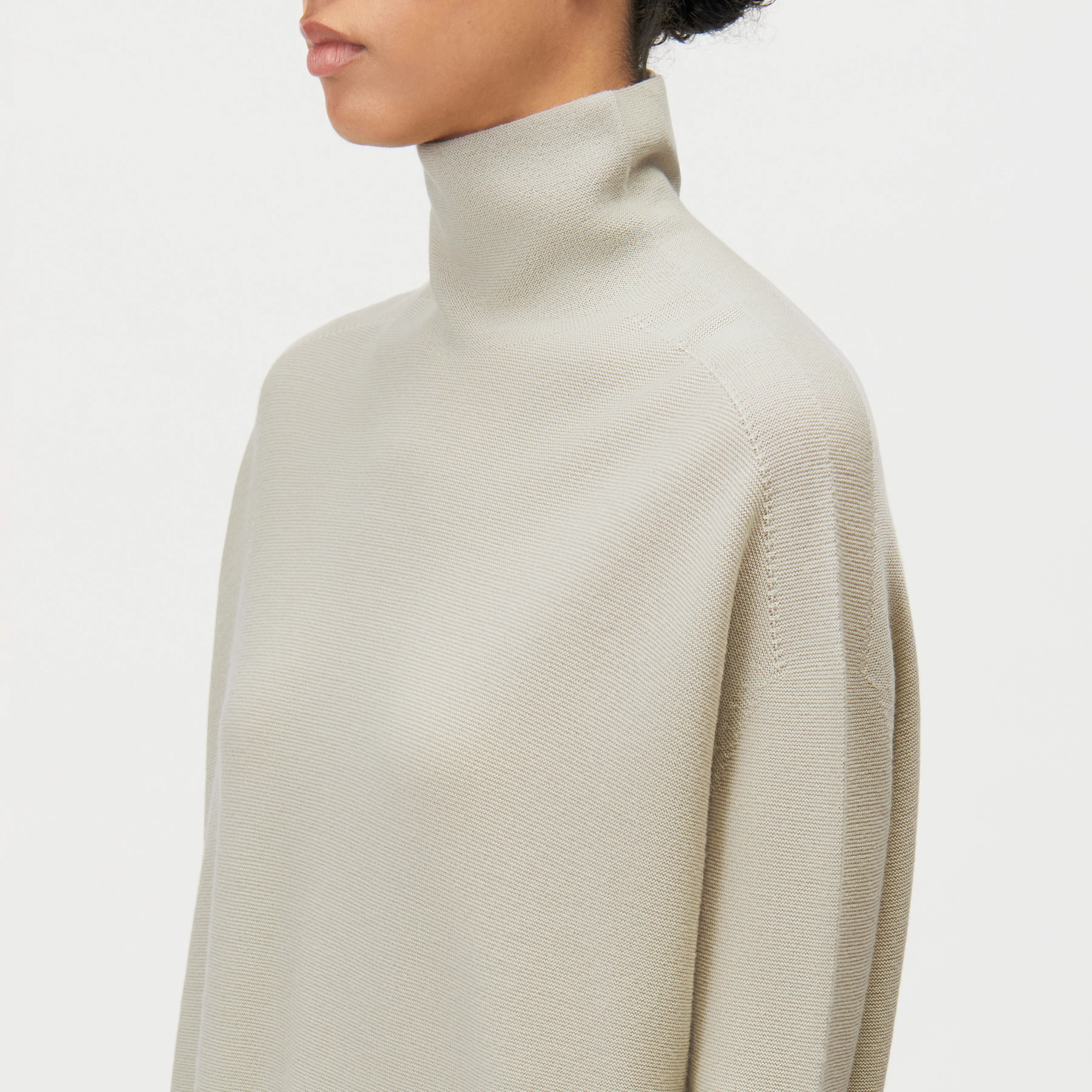 LIORA - Pull à col roulé forme œuf en 100% laine mérinos - women - vert - Detailansicht am Model