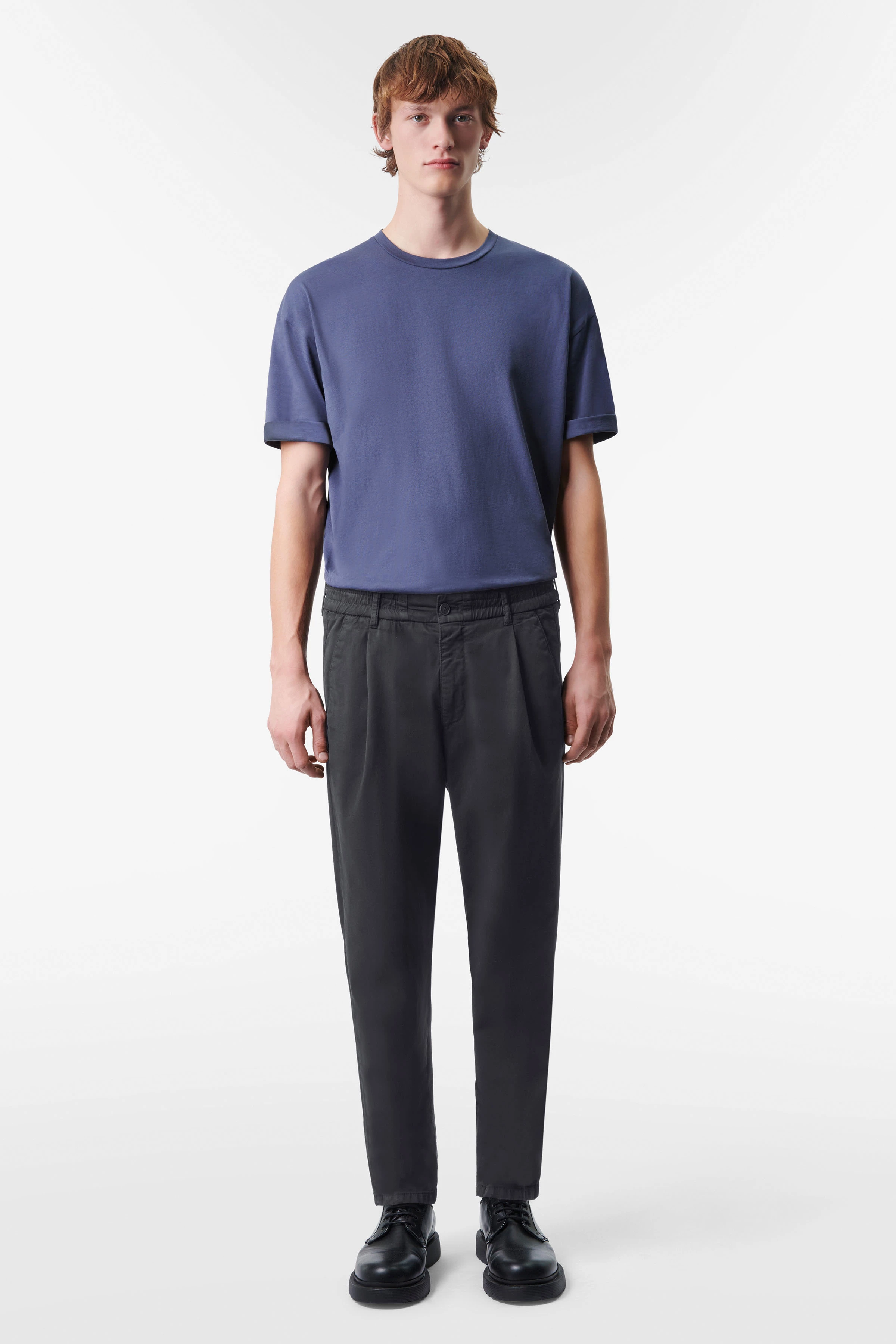 CHASY - Casual trousers with pleat in cotton - men - blue - Ganzkörper-Frontansicht