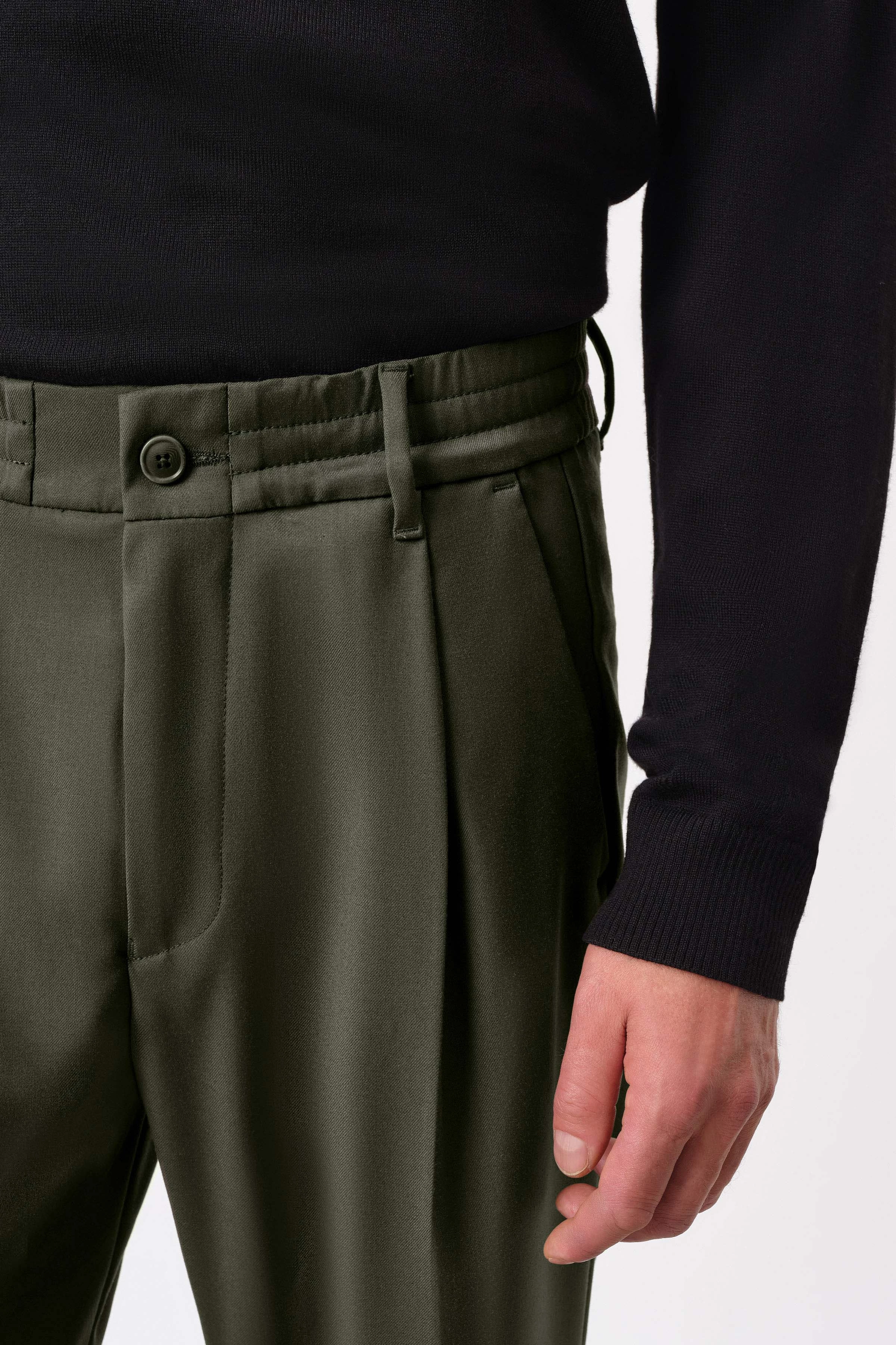 CHASY - pleated casual trousers in soft flannel - men - green - Detailansicht am Model
