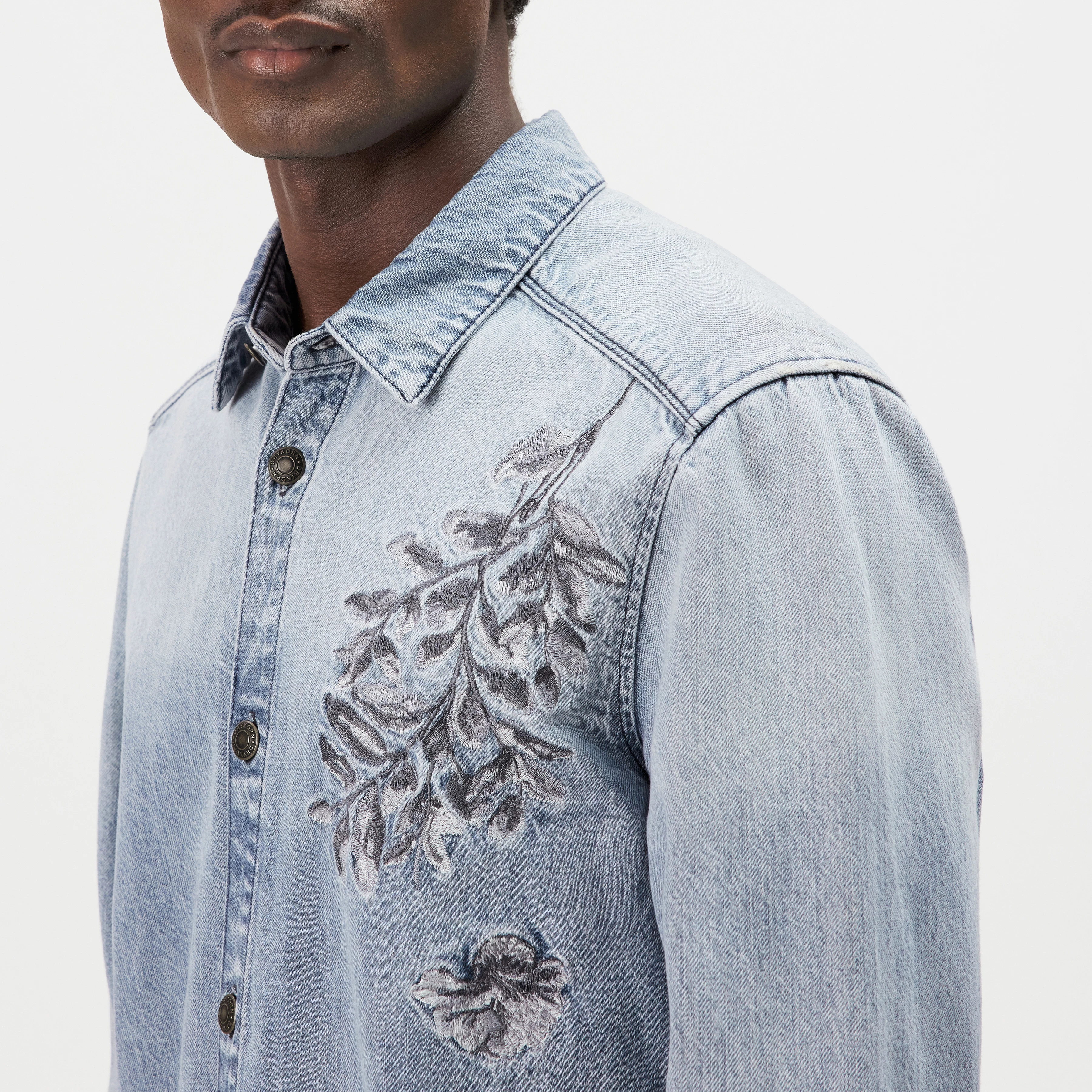 DIEGGO_1 - Denim overshirt with floral embroidery - men - blue - Detailansicht am Model