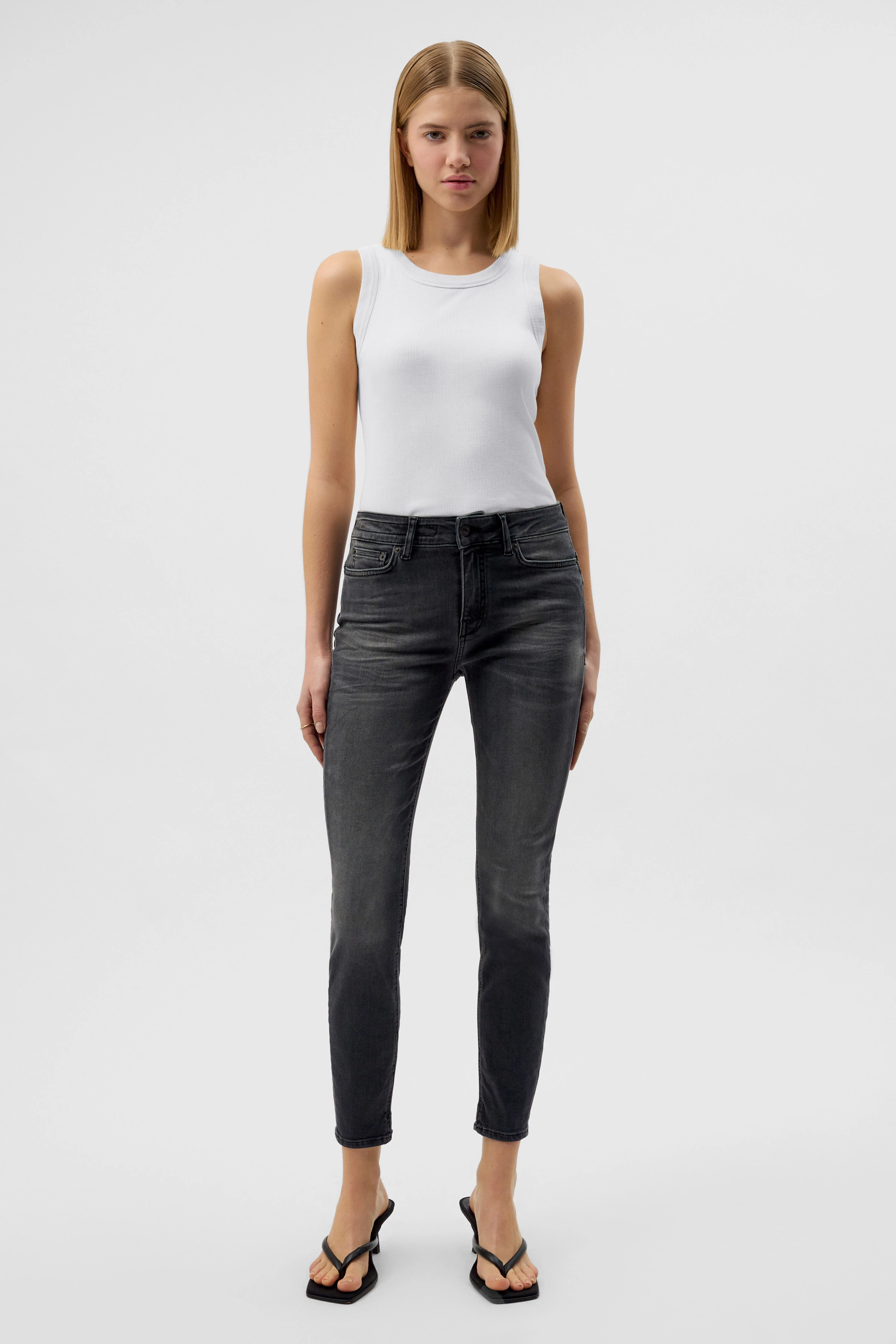 NEED - Low-waist Skinny Jeans mit Wasch-Effekten - Damen - schwarz - Ganzkörper-Frontansicht
