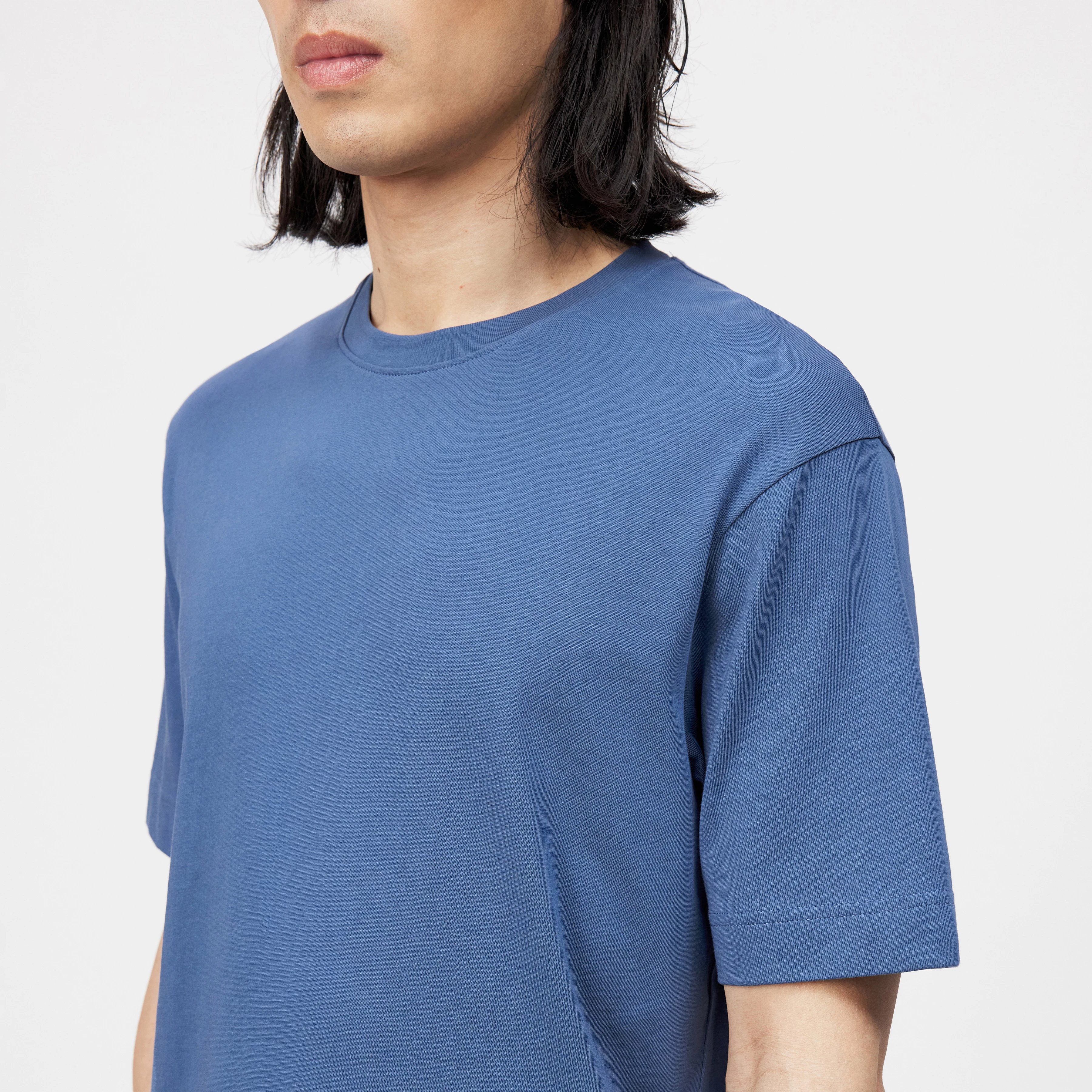 RAPHAEL - T-Shirt in reiner Baumwolle - Herren - blau - Detailansicht am Model