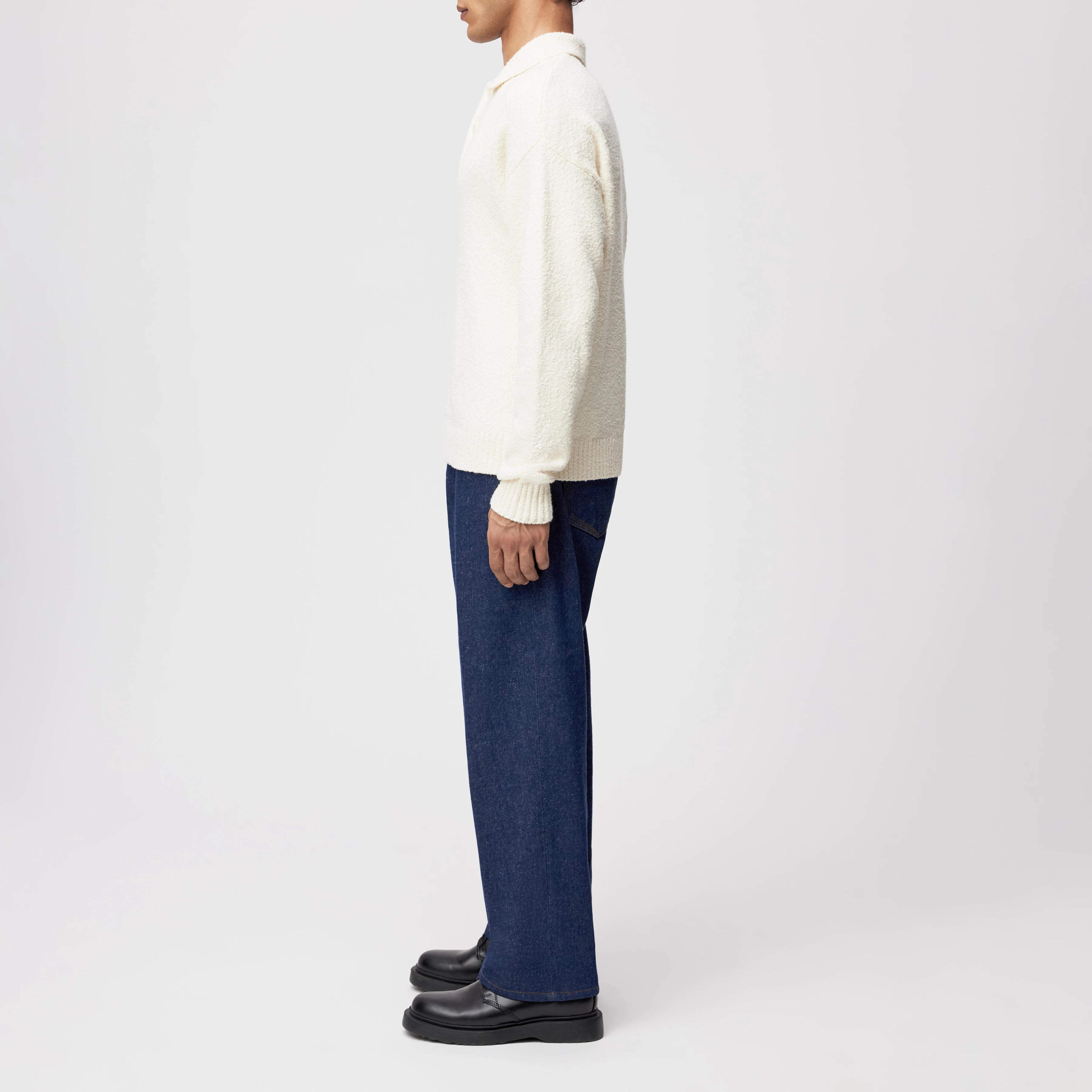 BEKKET - Strickpolo mit Knopfleiste in Bouclé Baumwoll-Mix - Herren - off white - Seitenansicht