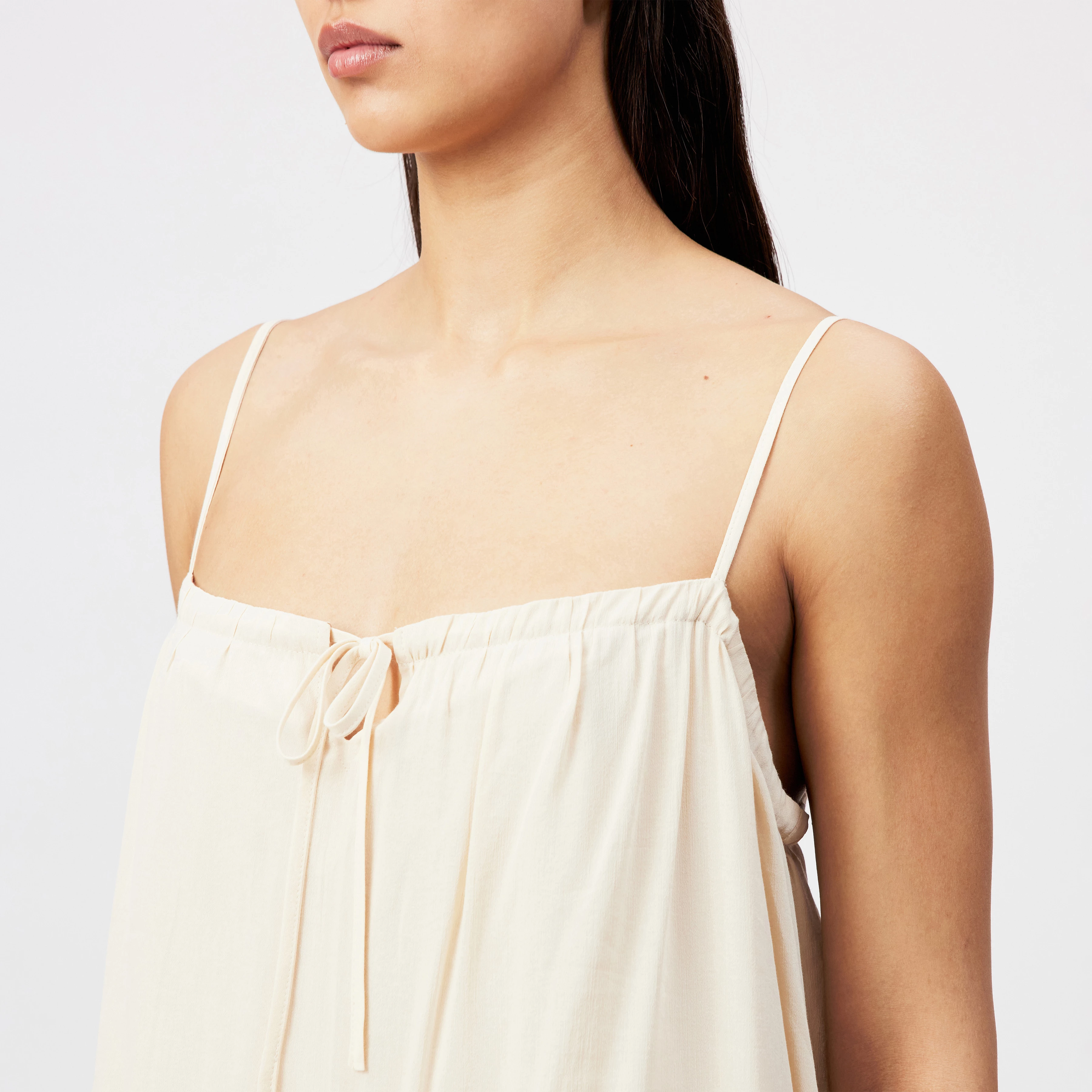 LYNORA - Crêpe ruffle slip dress with crinkle look - women - beige - Detailansicht am Model