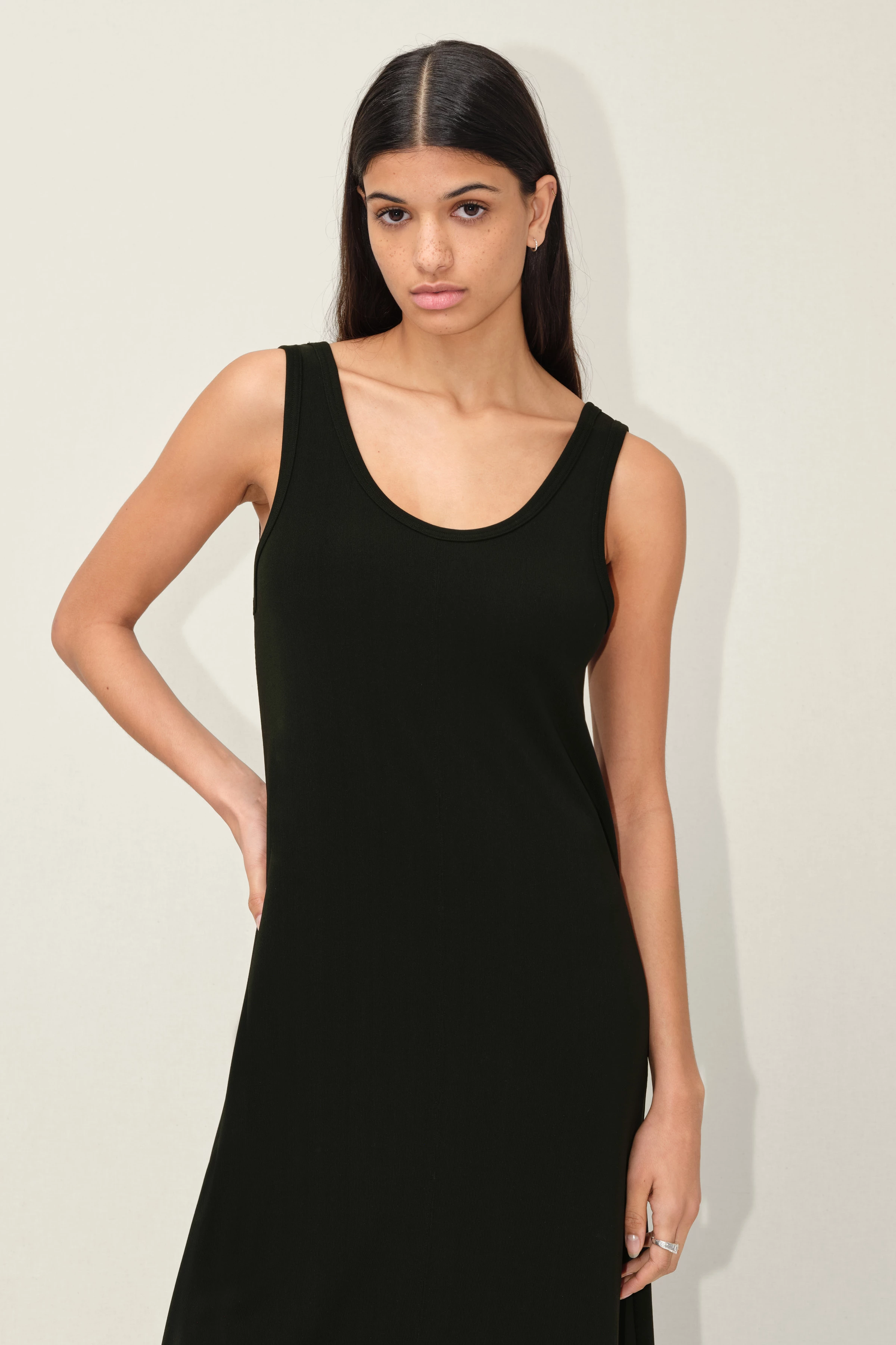 RESIMA - mouwloze jersey jurk in acetaat rib - dames - zwart - Frontansicht