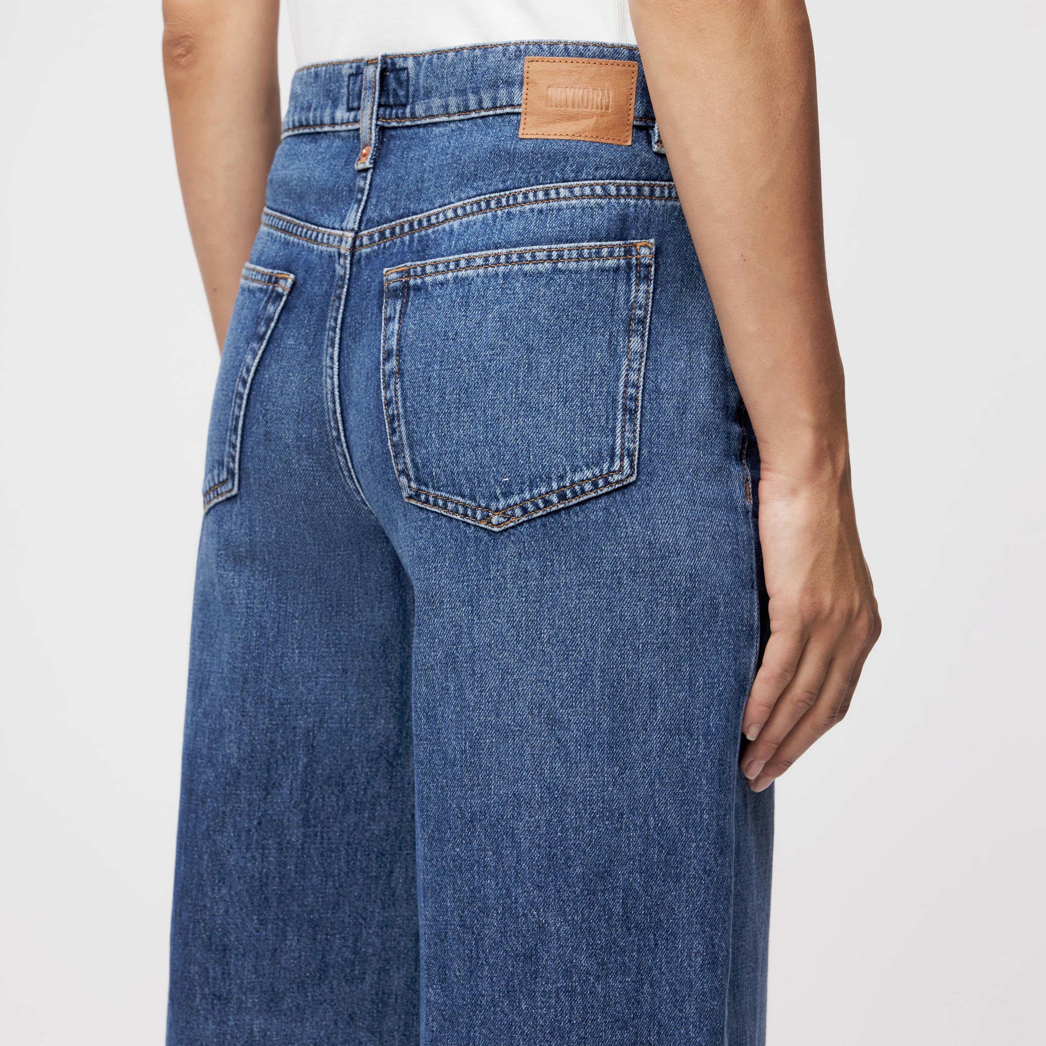 FLUNG - Mid-Waist Jeans in Mid-Blue Denim - Damen - blau - Detailansicht am Model
