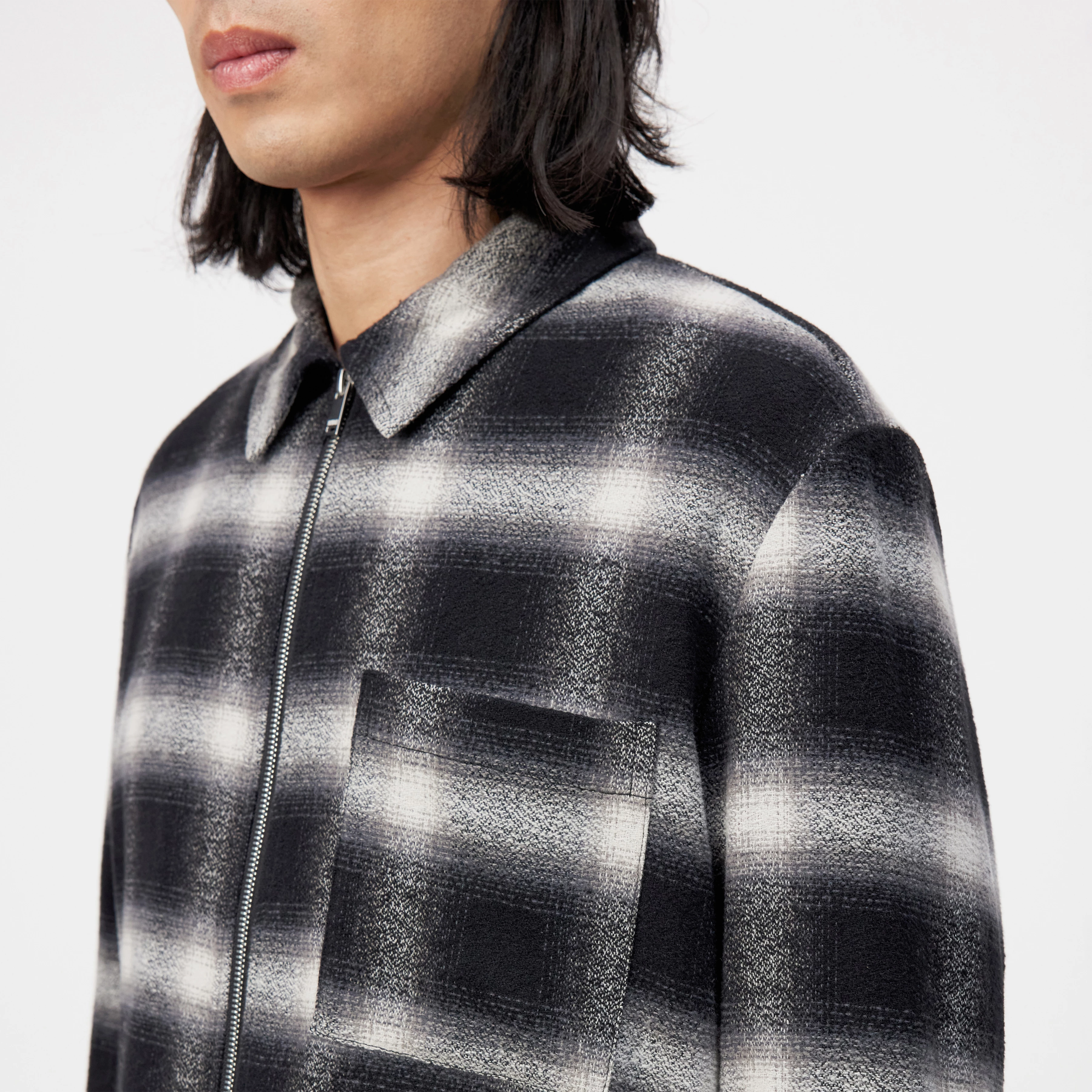 NIKANO - Shirt jacket in pure cotton - men - black - Detailansicht am Model