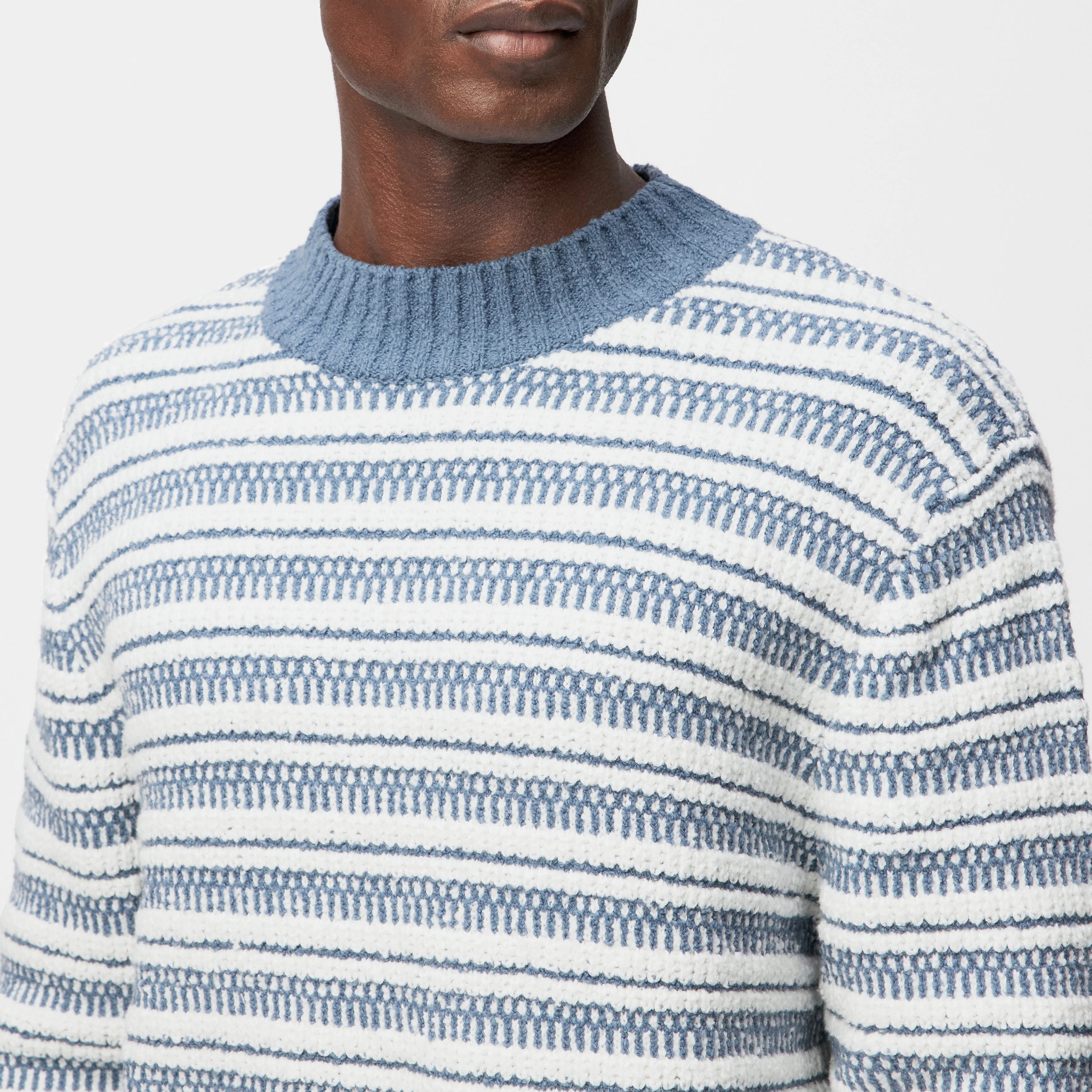ZAYN - Stand-up collar jumper in bouclé cotton blend - men - blue - Detailansicht am Model