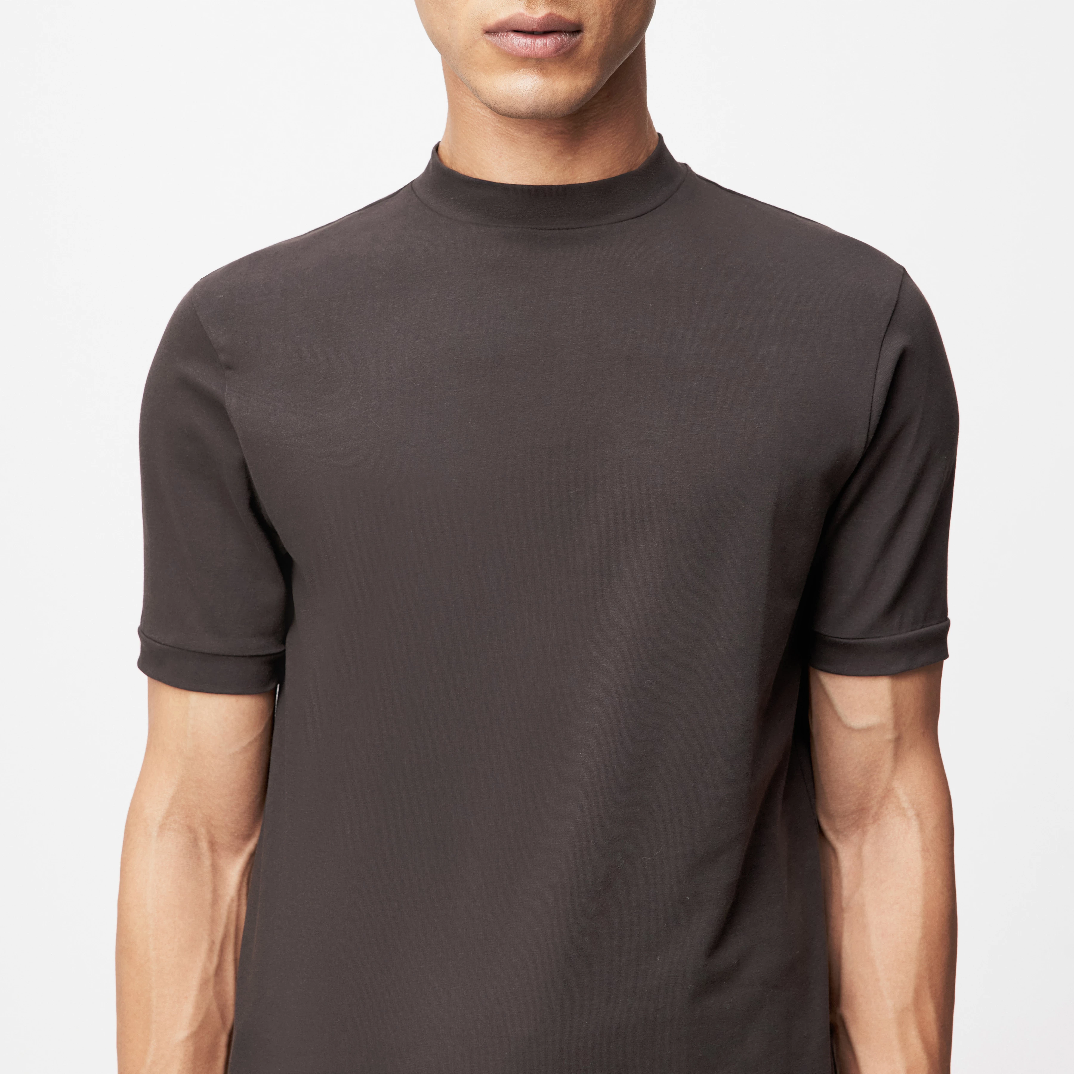 DUSTIN - T-shirt with stand-up collar in cotton - men - brown - Detailansicht am Model