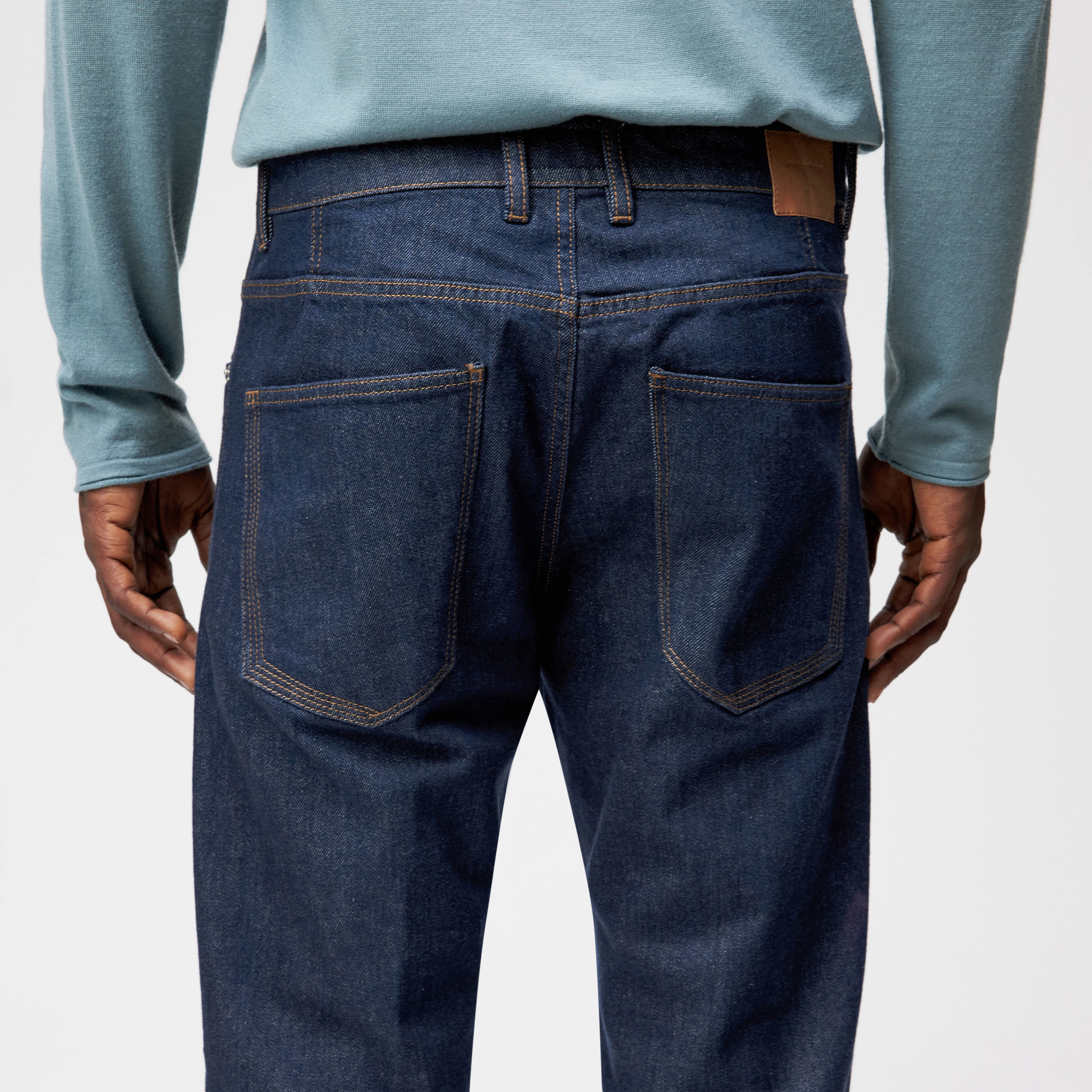 HIGHT - Relaxed Fit Jeans in Navy-Blue Denim - Herren - blau - Detailansicht am Model
