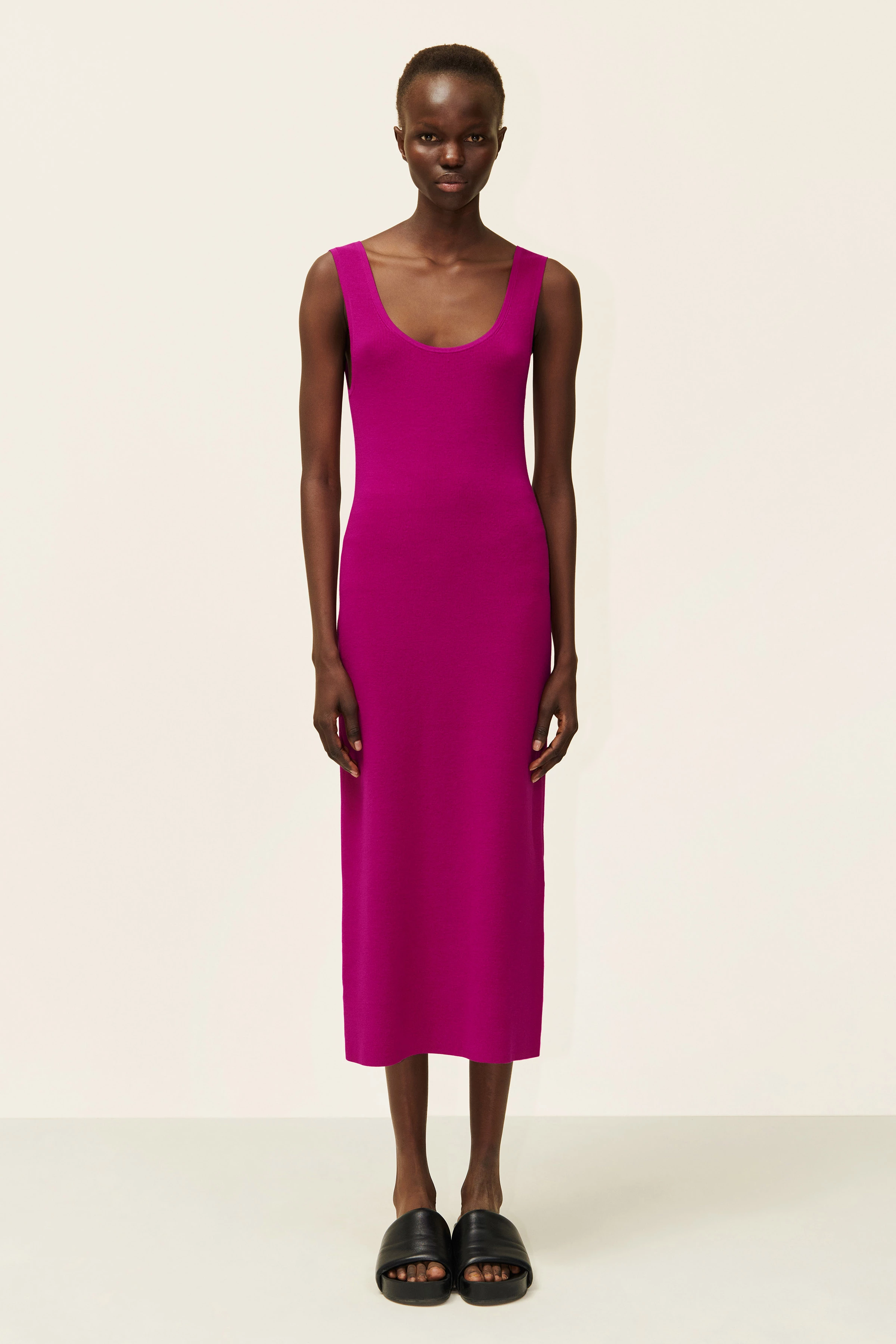 SEVERE - Gebreide midi-jurk van zachte viscose - dames - purper - Ganzkörper-Frontansicht