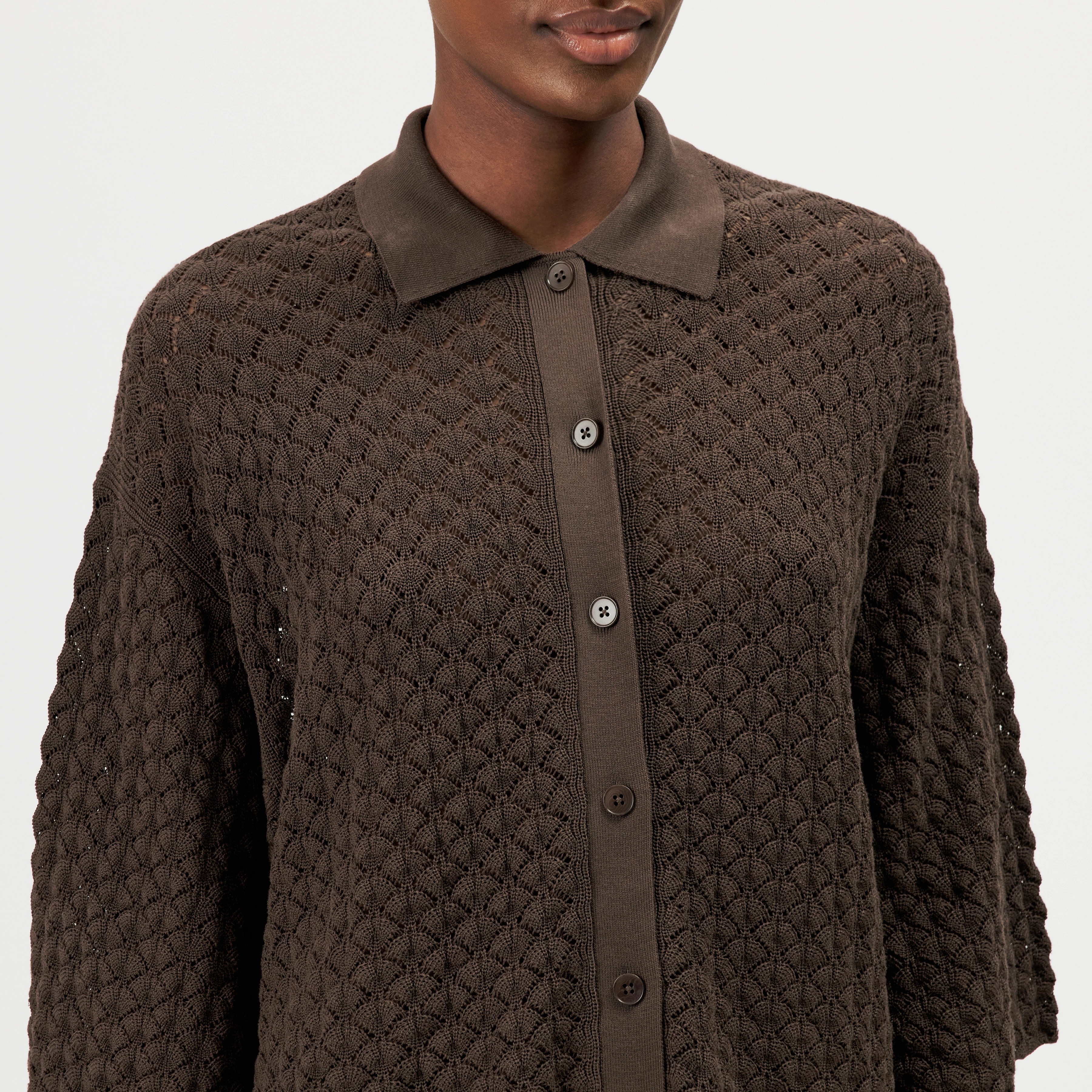 LOYSIA - Cropped overshirt in textured fine knit look - women - brown - Detailansicht am Model