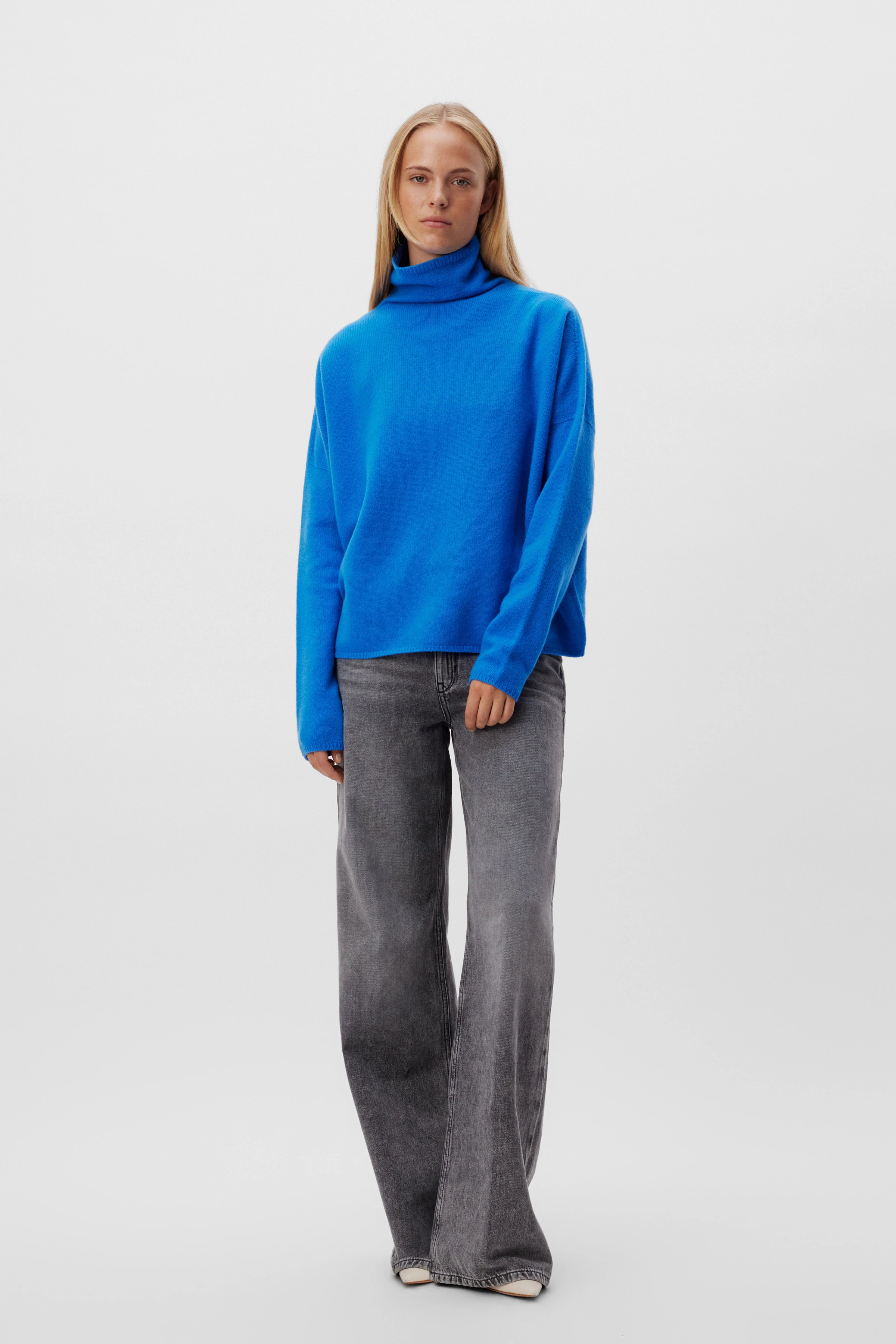 LIORA - Rollkragenpullover in Schurwolle - Damen - blau - Ganzkörper-Frontansicht